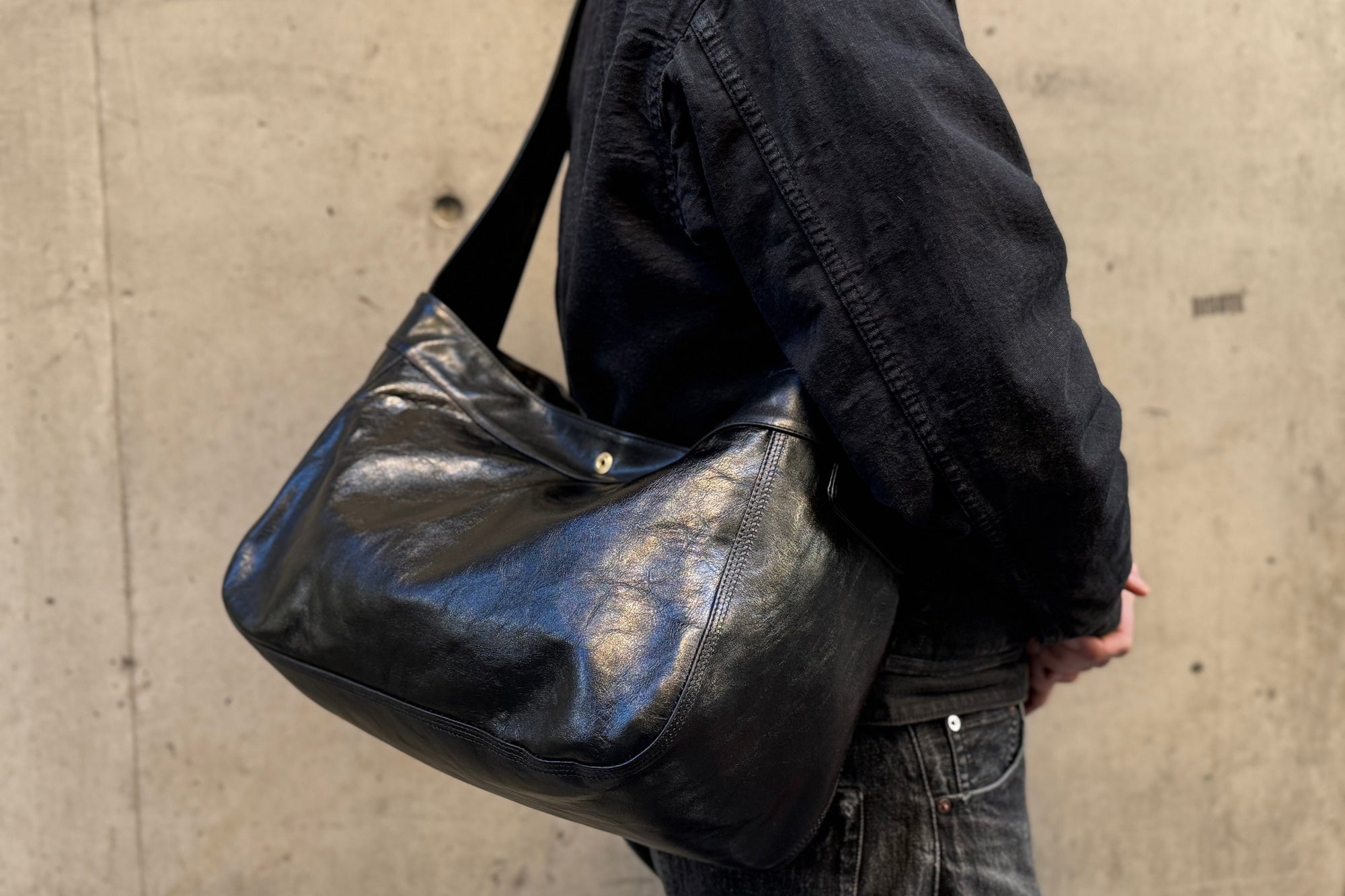 Inception by Accel Co. Horsehide Newspaper Bag (Black Tea-core)