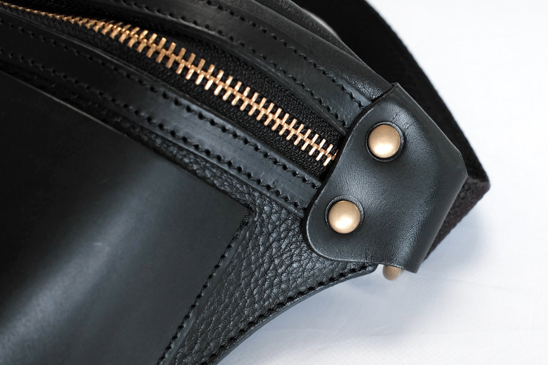 Cramp by Ginkawaten Dual Leather Pocket Bag (Black X Black)