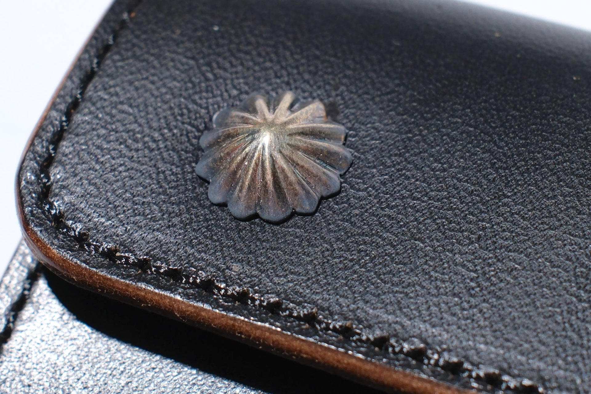 Inception by Accel Co. Horsebutt Short Trucker Wallet With Silver Concho (Black Tea-core)