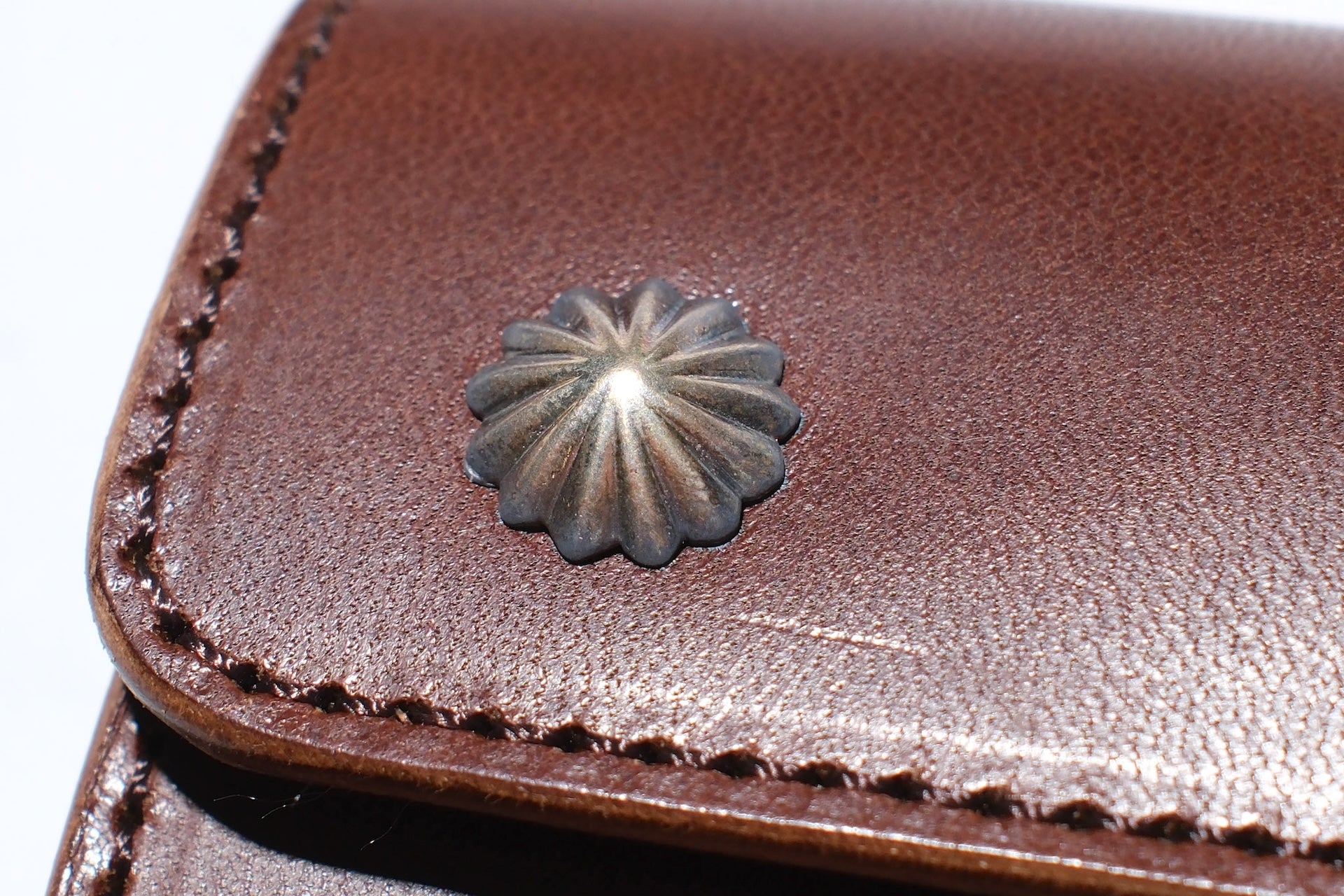 Inception by Accel Co. Horsebutt Short Trucker Wallet With Silver Concho (Brown Tea-core)