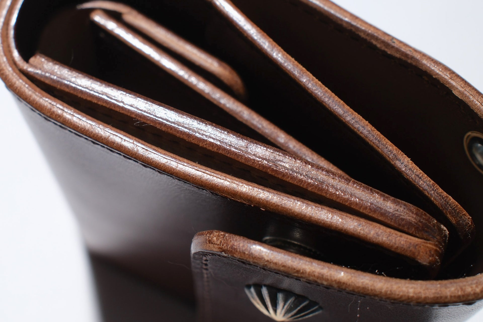 Inception by Accel Co. Horsebutt Short Trucker Wallet With Silver Concho (Brown Tea-core)