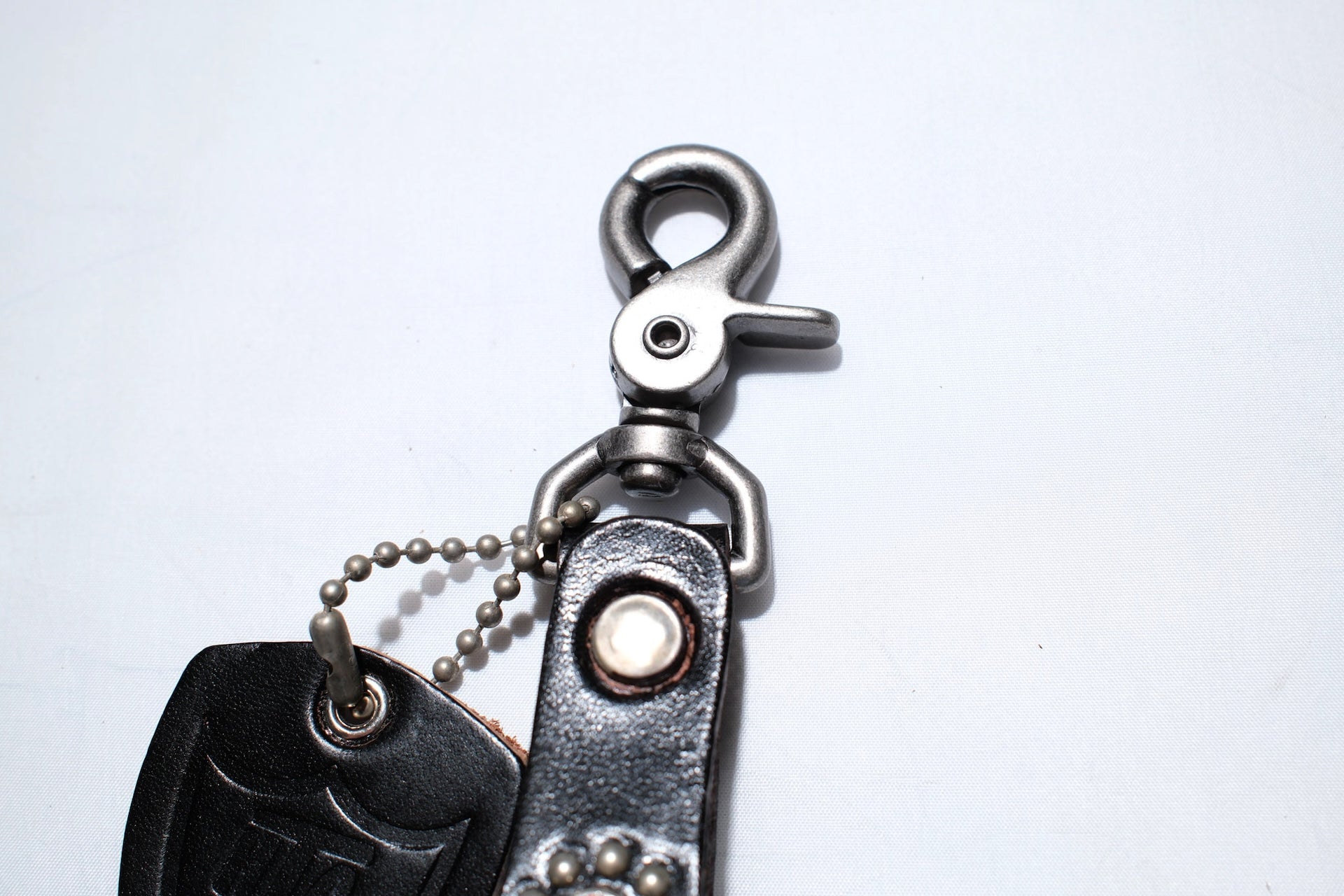 Hollywood Trading Company "Classico Bud" Key Holder with Red Crystal (Black Tea-core)