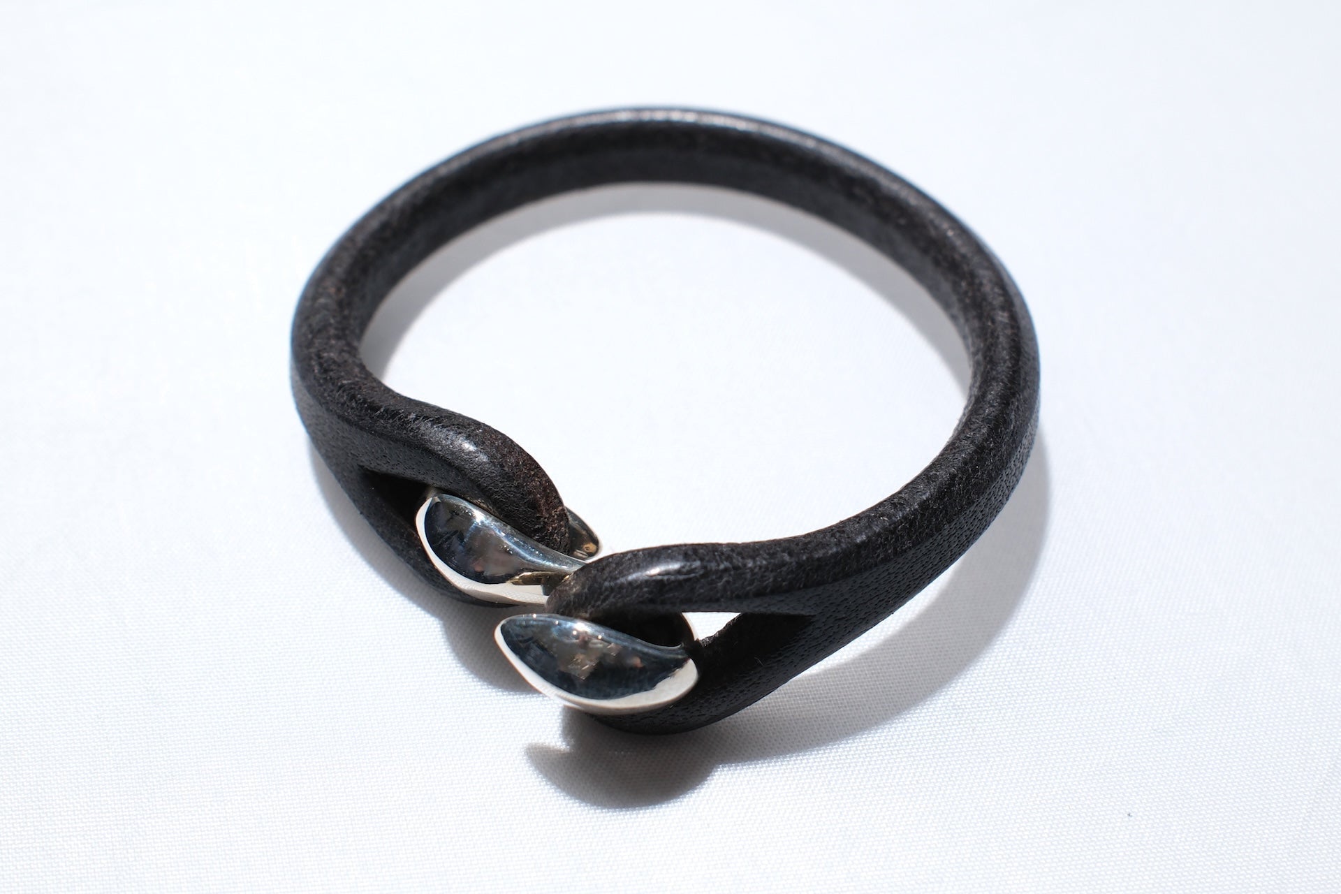 Cramp by Ginkawaten “Silver Hook " Single Cuff (Black)