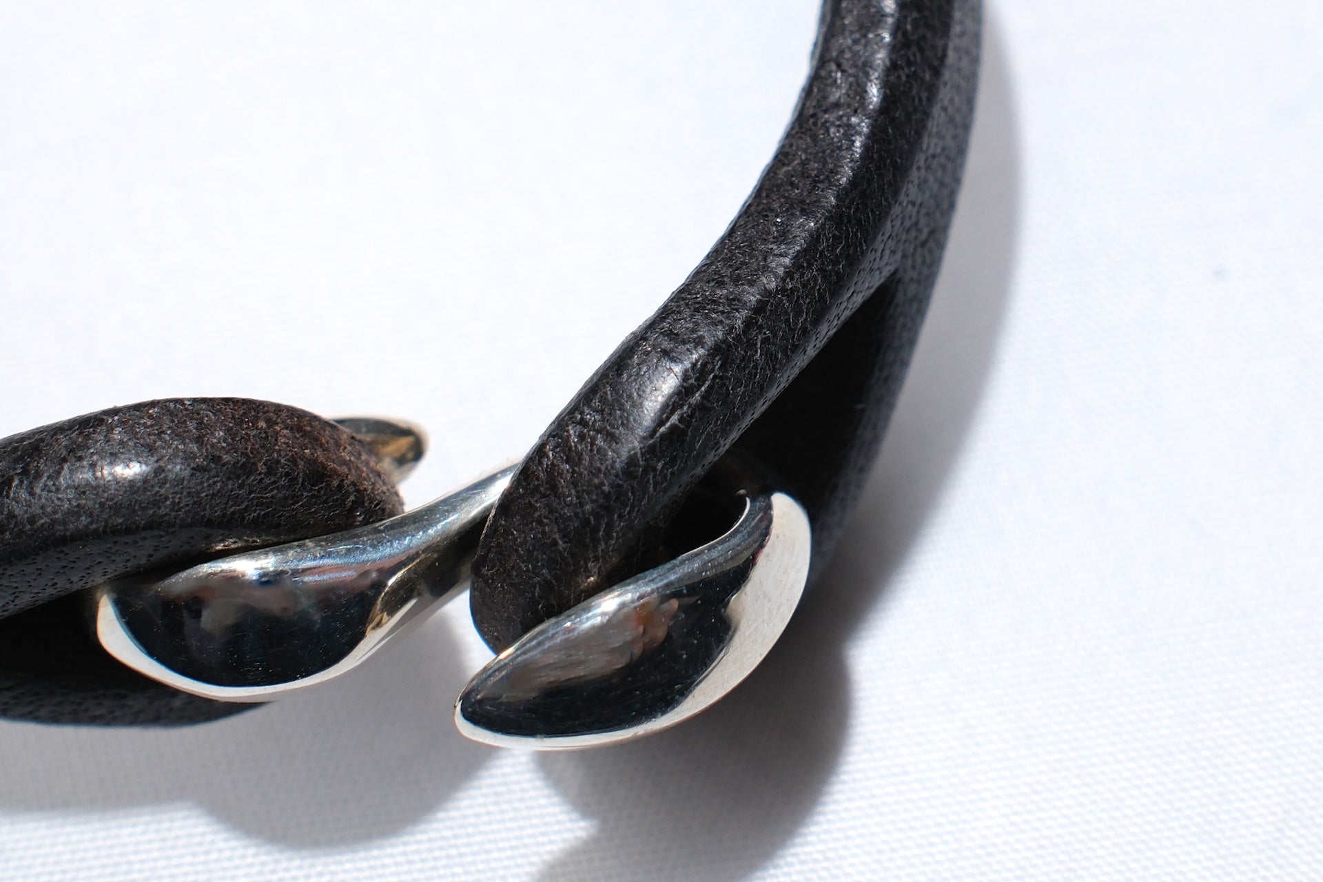 Cramp by Ginkawaten “Silver Hook " Single Cuff (Black)