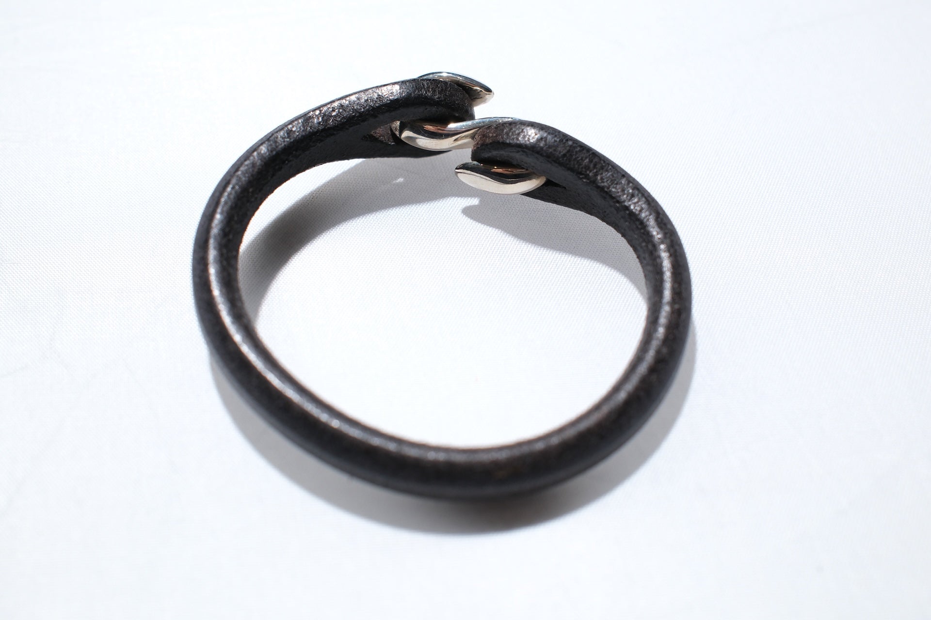 Cramp by Ginkawaten “Silver Hook " Single Cuff (Black)