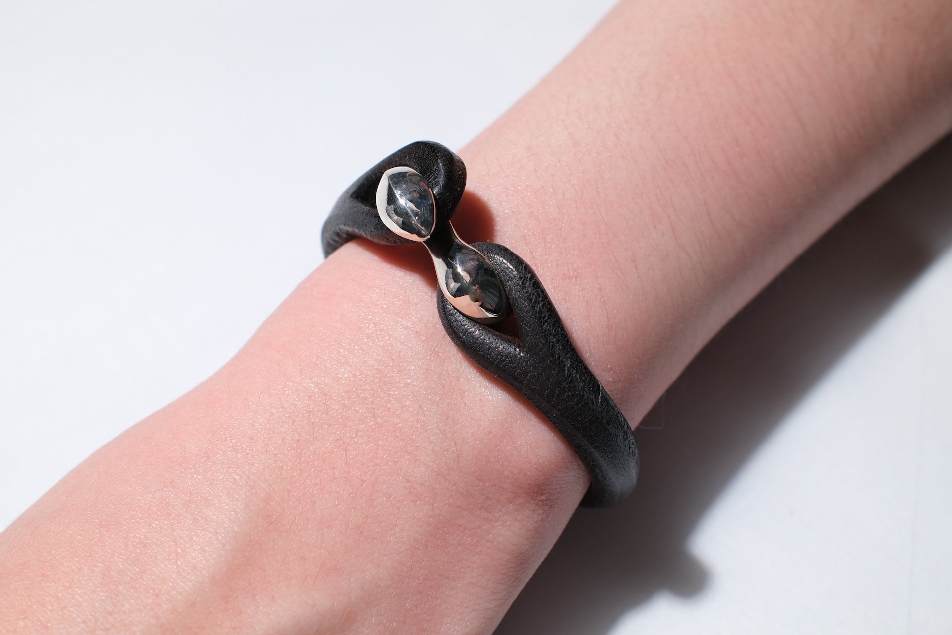 Cramp by Ginkawaten “Silver Hook " Single Cuff (Black)