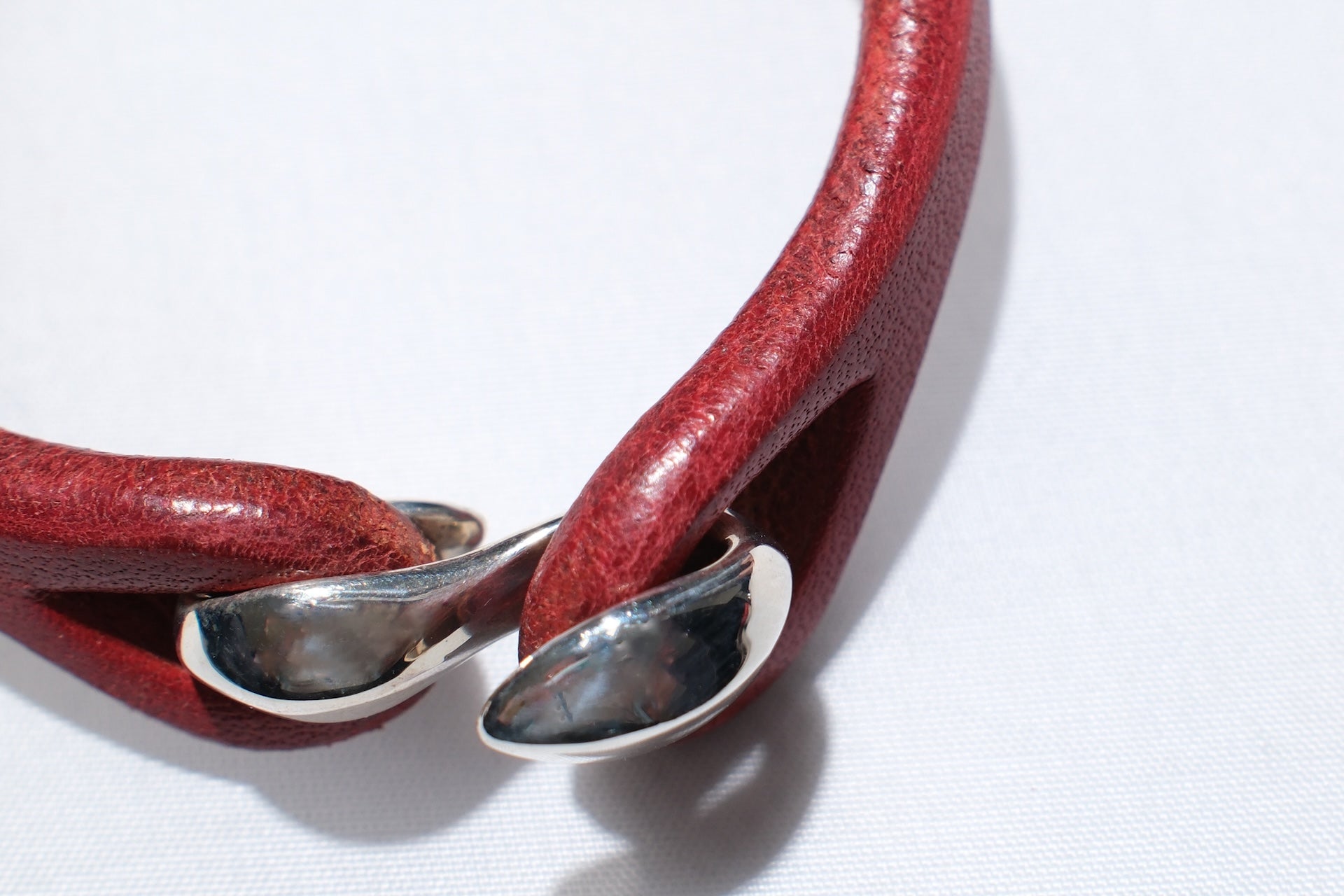 Cramp by Ginkawaten “Silver Hook " Single Cuff (Red)