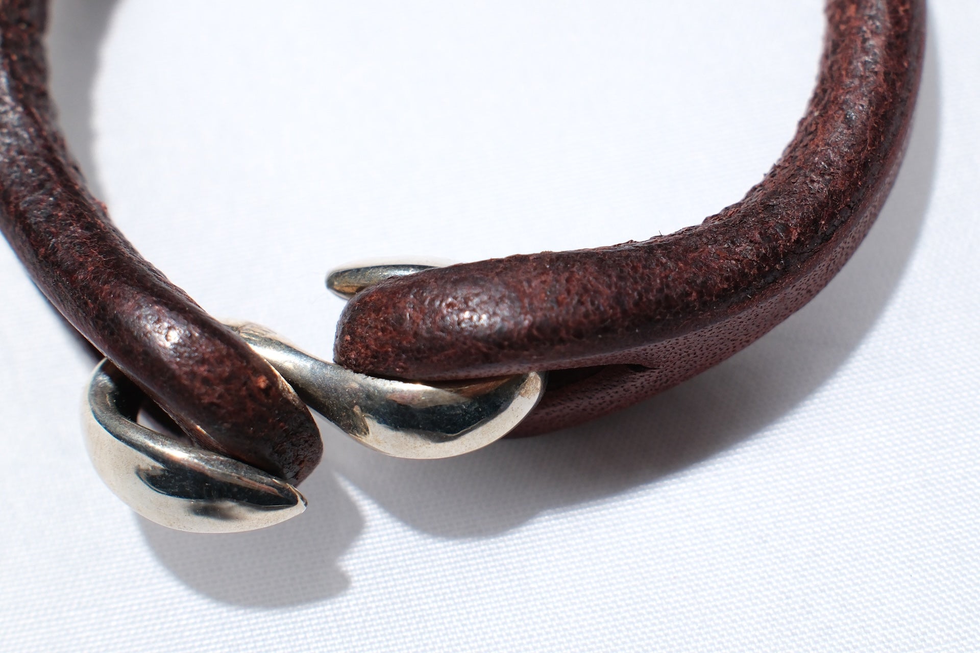 Cramp by Ginkawaten “Silver Hook " Single Cuff (Brown)