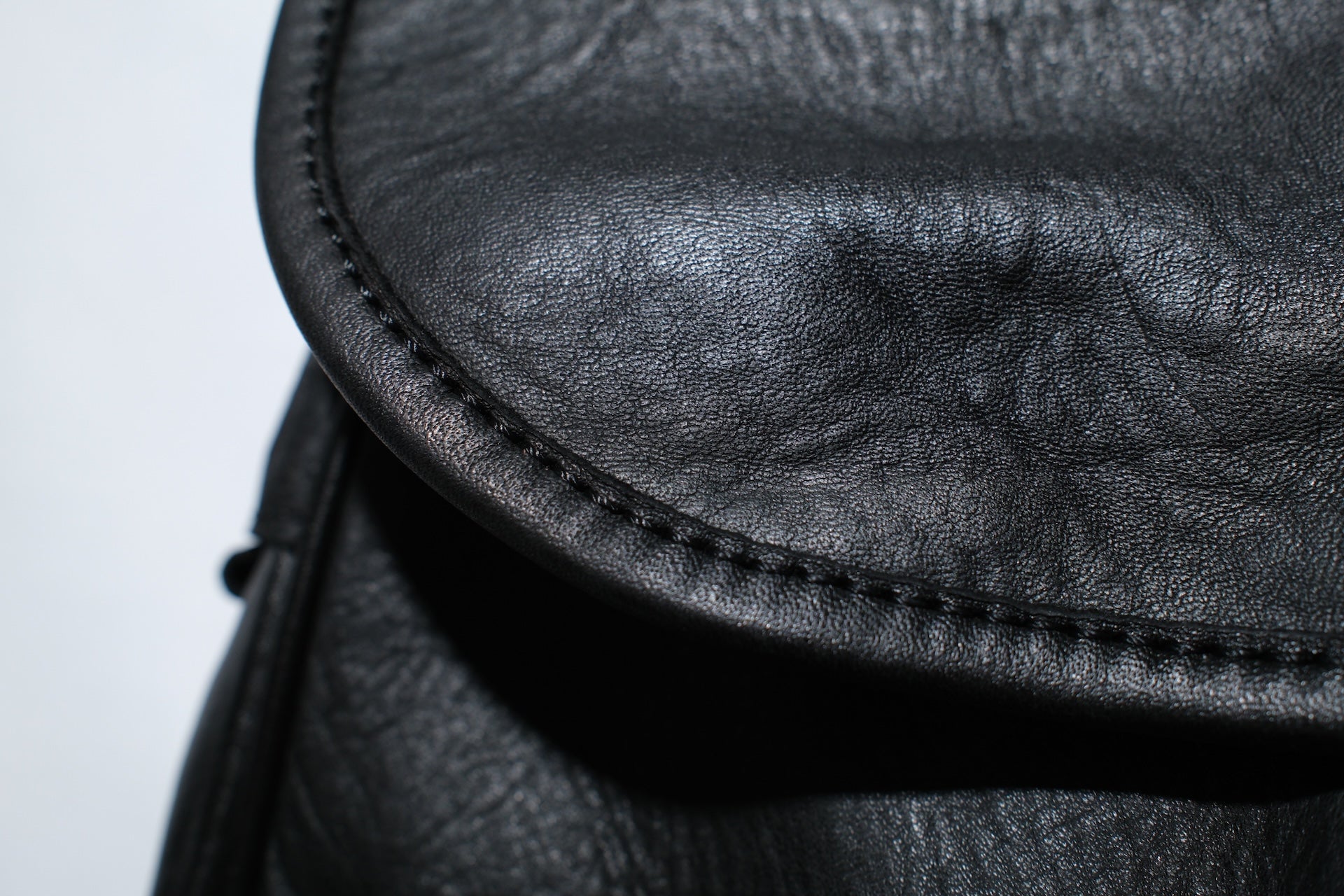 Ginkawaten Full-Grain Cowhide Utility Shoulder Bag (Solid Black)