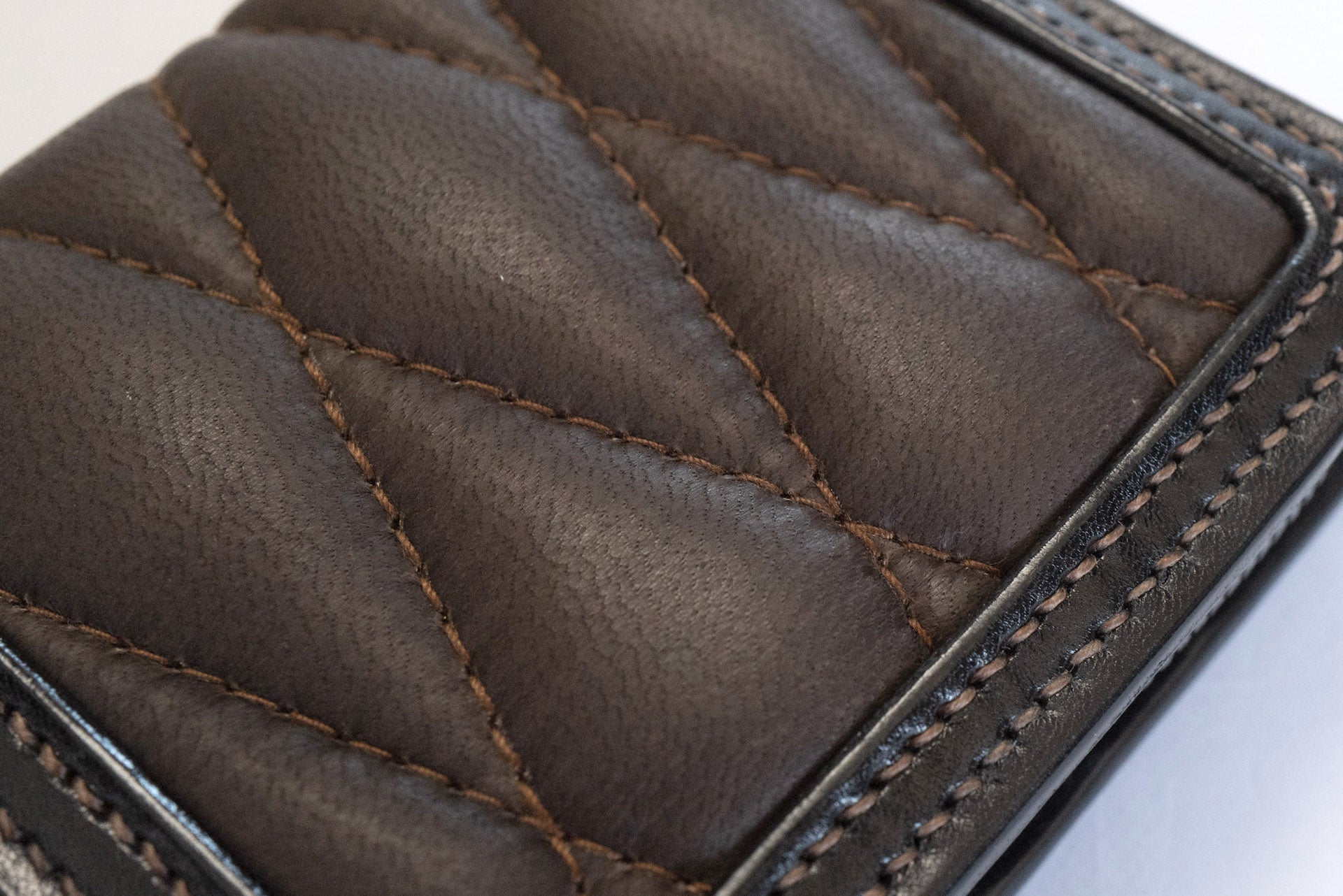 The Flat Head Quilted Deerskin Zip Short Wallet (Brown Tea-cored)