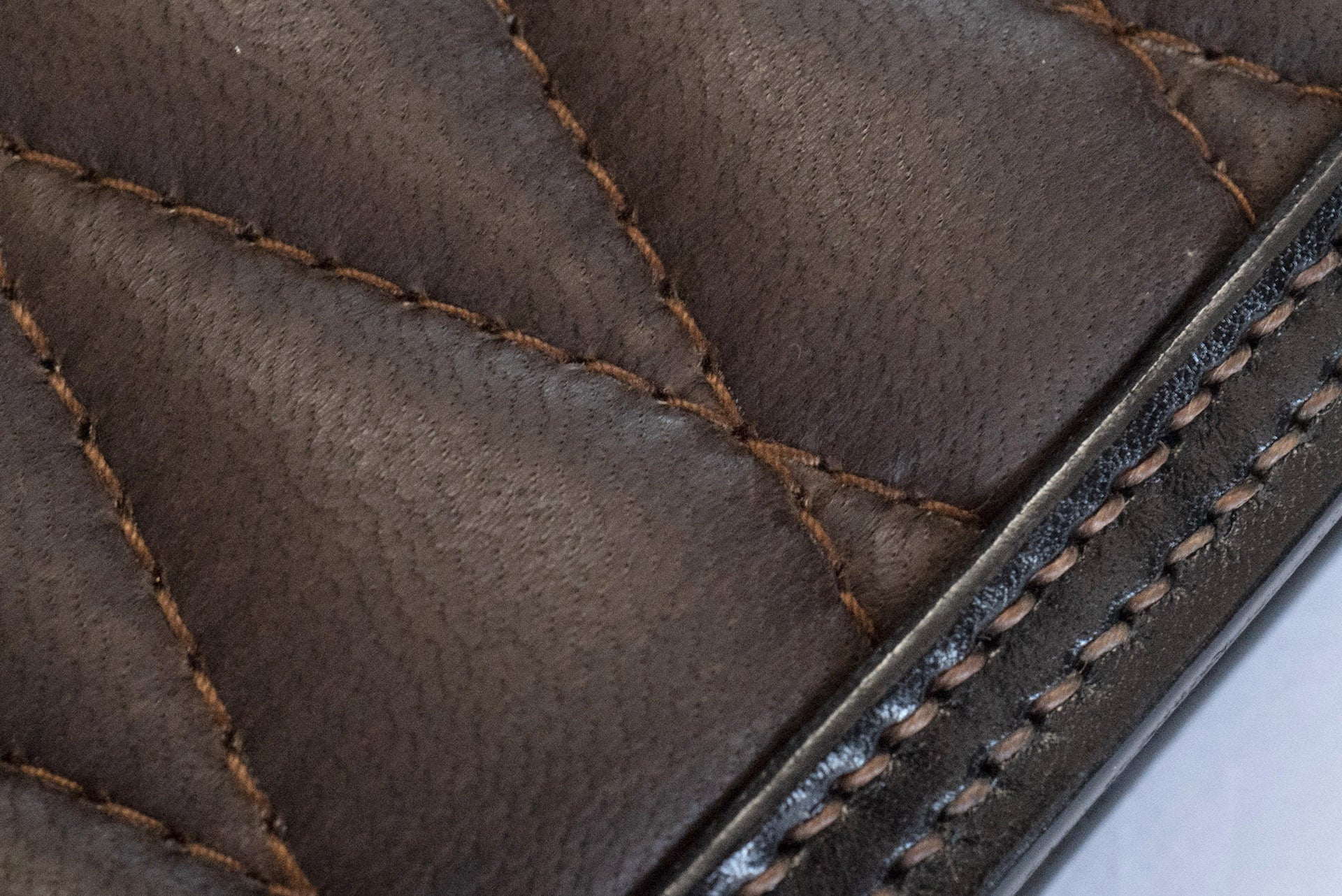 The Flat Head Quilted Deerskin Zip Short Wallet (Brown Tea-cored)