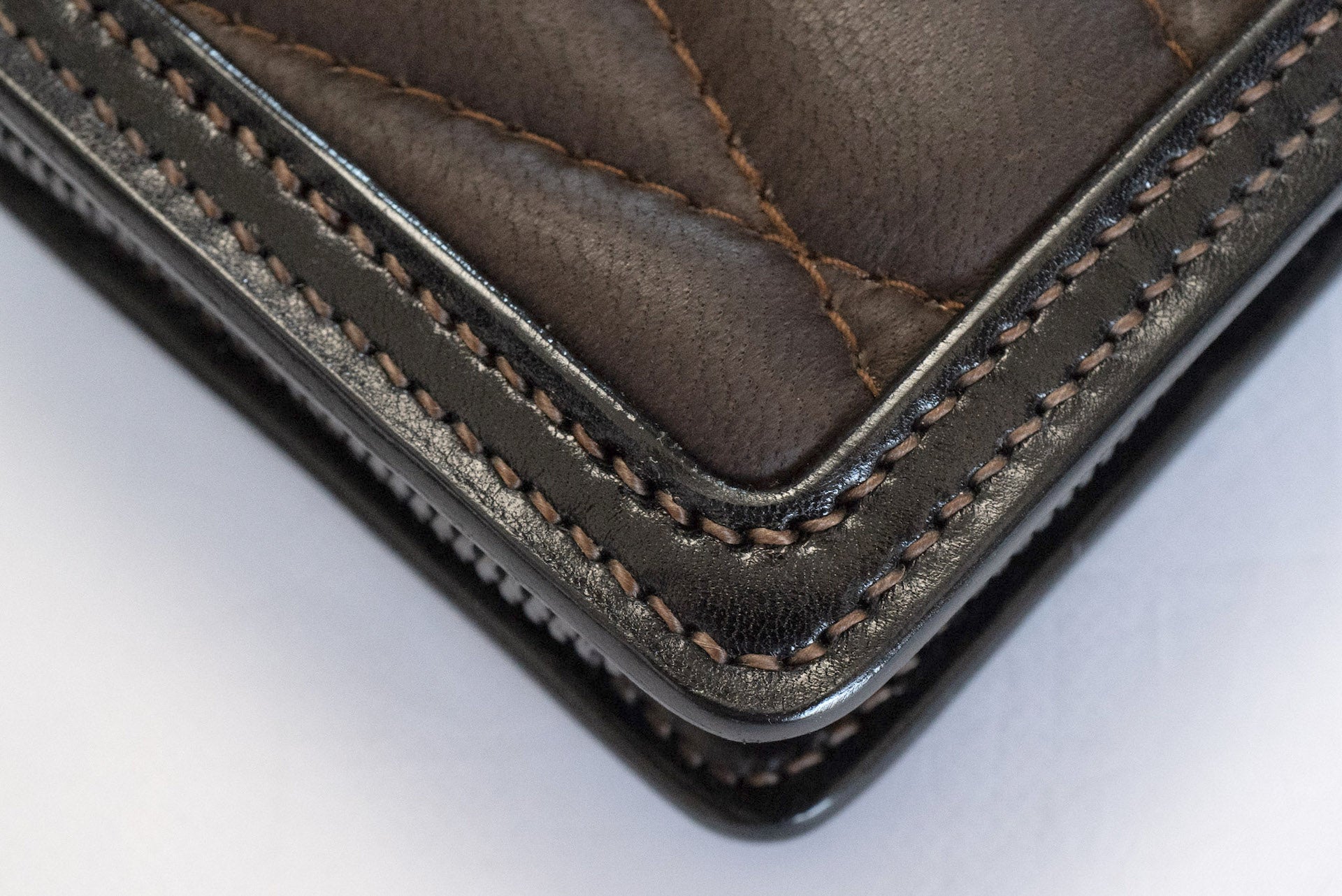 The Flat Head Quilted Deerskin Zip Short Wallet (Brown Tea-cored)