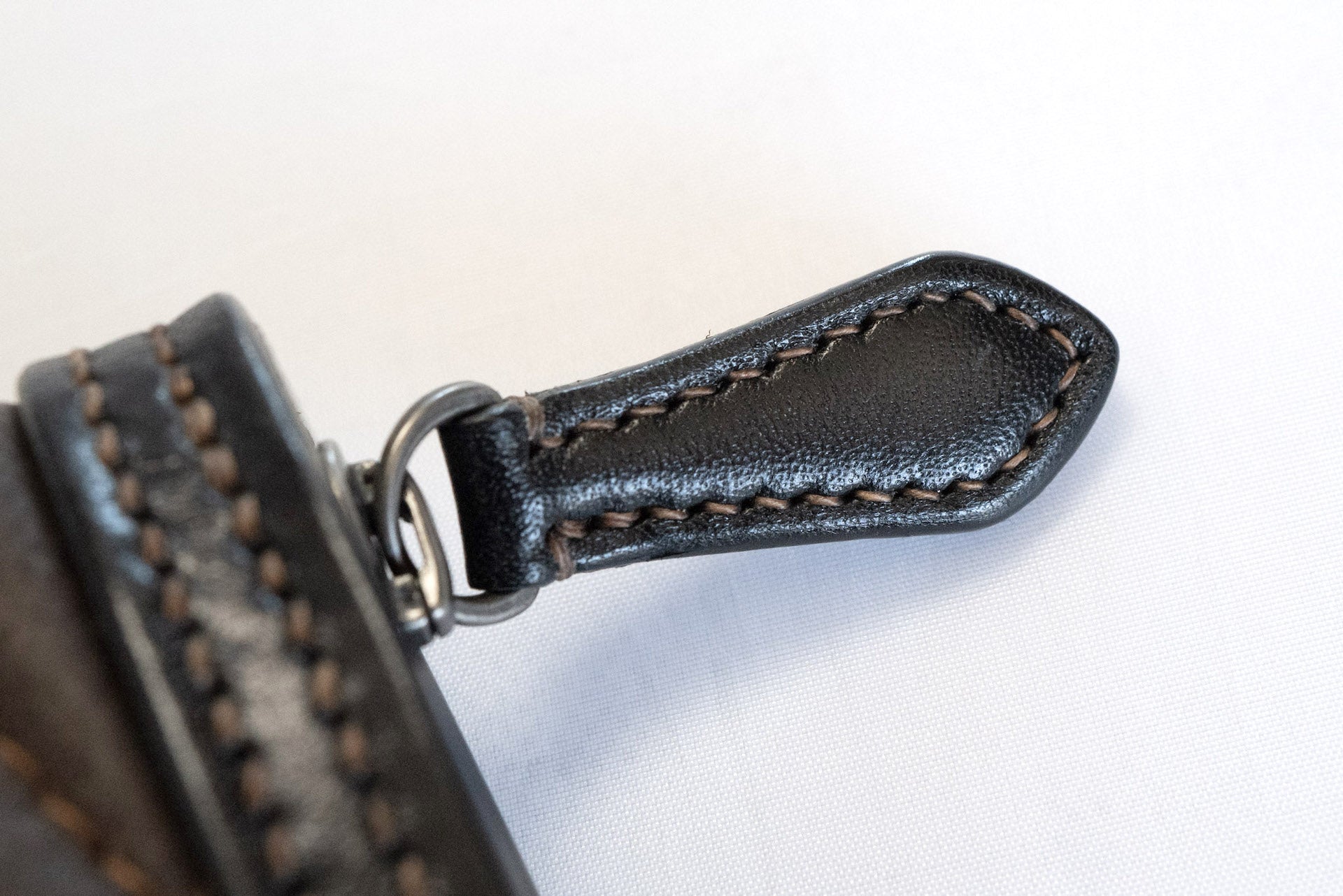 The Flat Head Quilted Deerskin Zip Short Wallet (Brown Tea-cored)