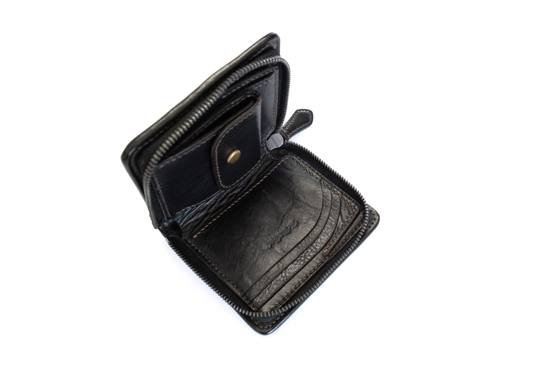 The Flat Head Quilted Deerskin Zip Short Wallet (Brown Tea-cored)