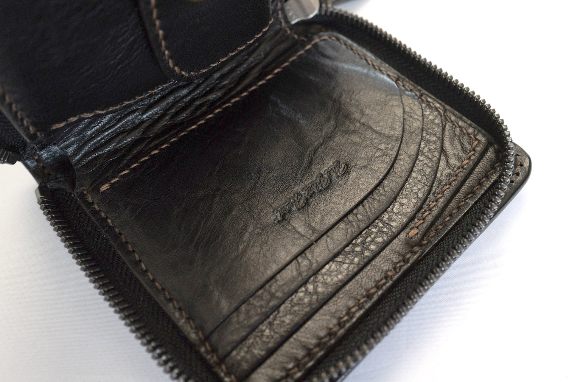 The Flat Head Quilted Deerskin Zip Short Wallet (Brown Tea-cored)