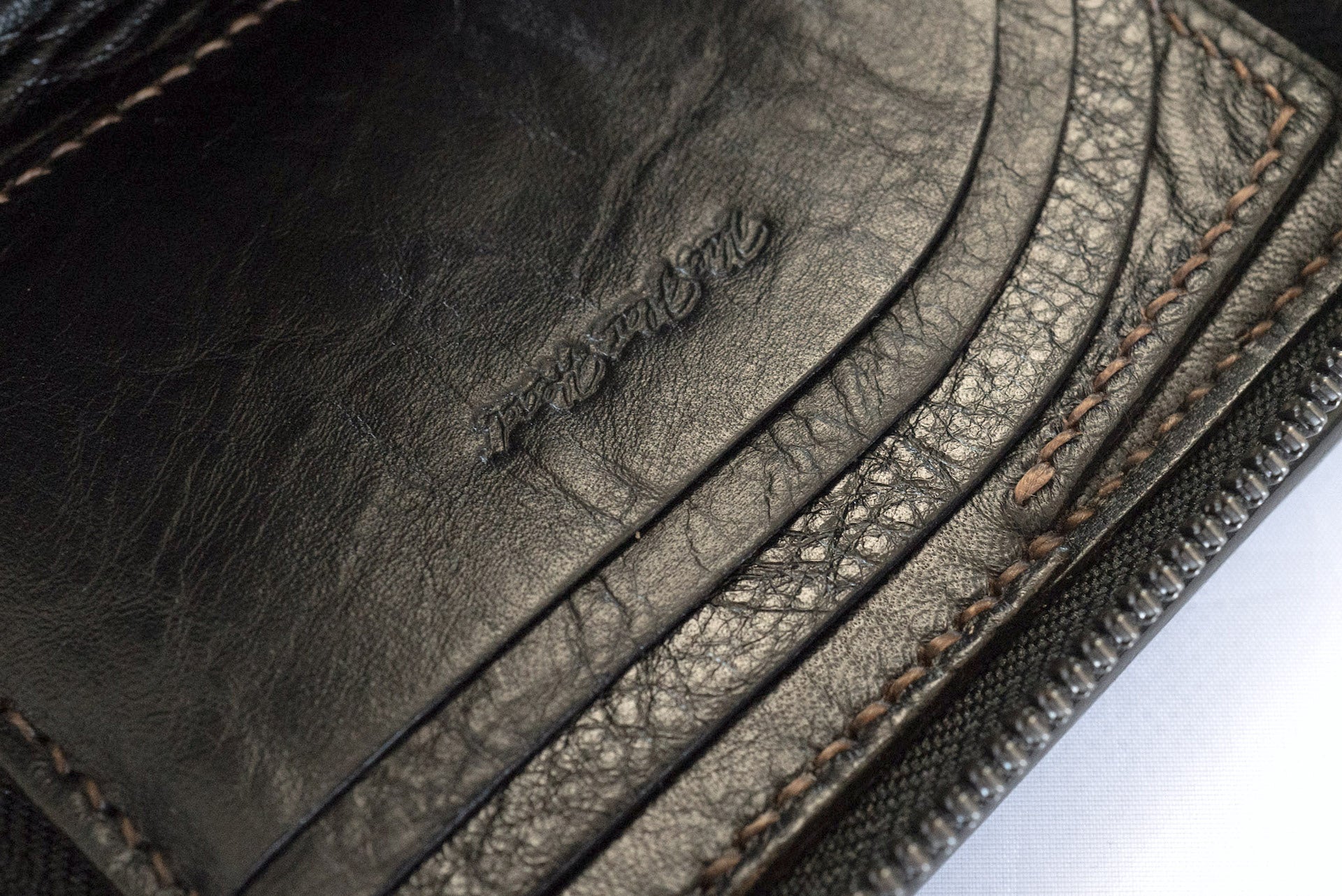 The Flat Head Quilted Deerskin Zip Short Wallet (Brown Tea-cored)