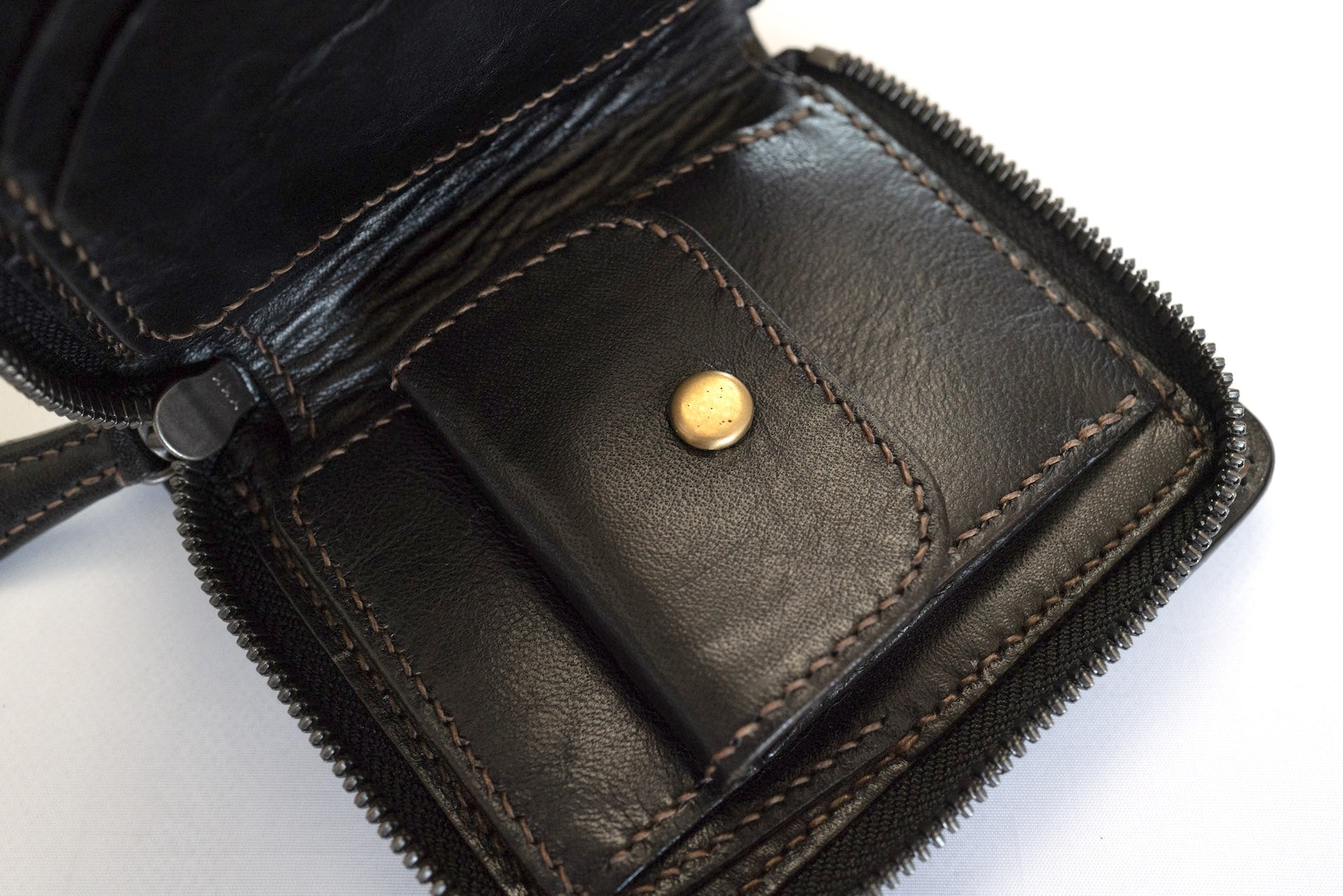 The Flat Head Quilted Deerskin Zip Short Wallet (Brown Tea-cored)