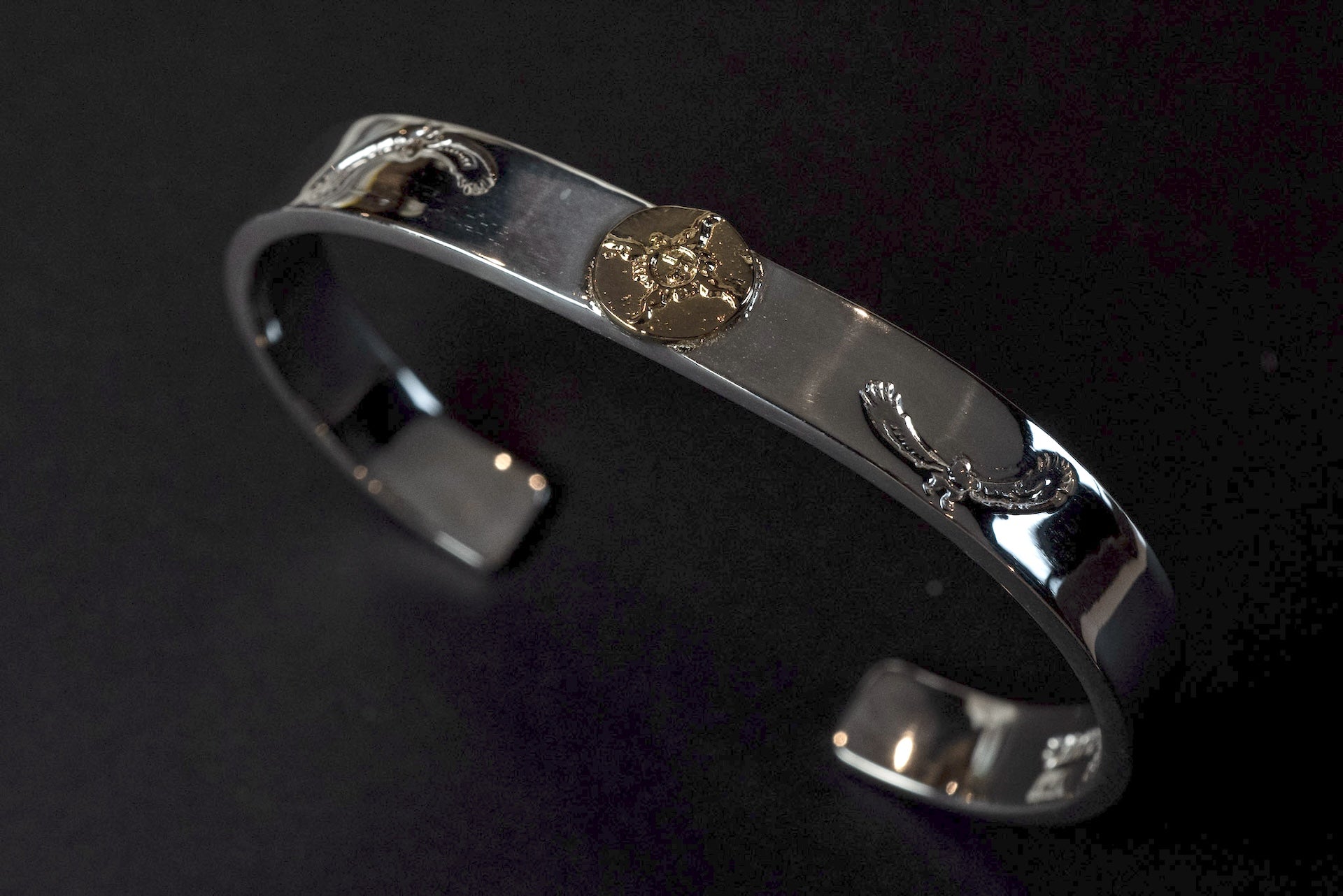 First Arrow's 18K "Sunburst" 8mm Standard Bangle with Eagle Stamps (BR-220)