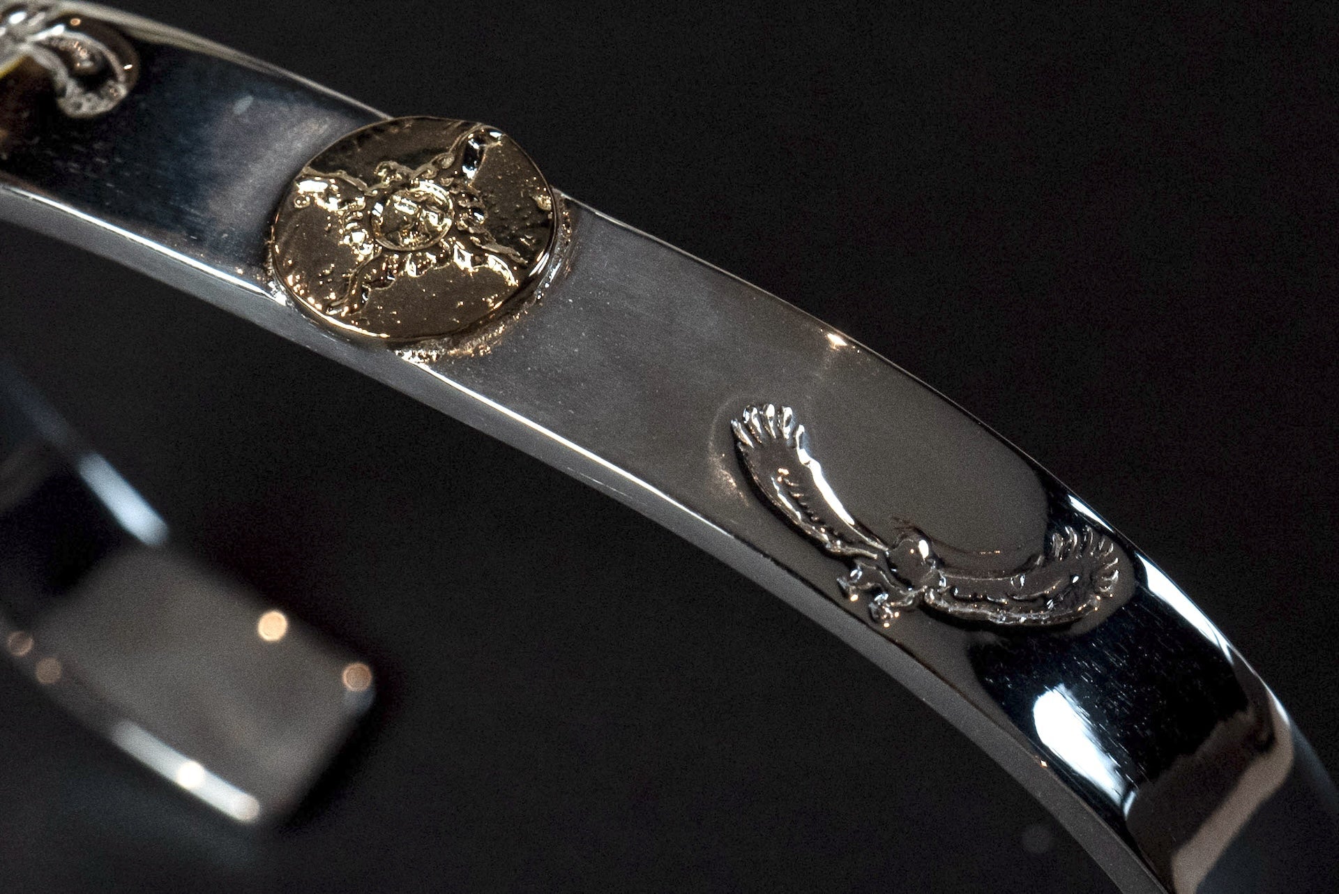 First Arrow's 18K "Sunburst" 8mm Standard Bangle with Eagle Stamps (BR-220)