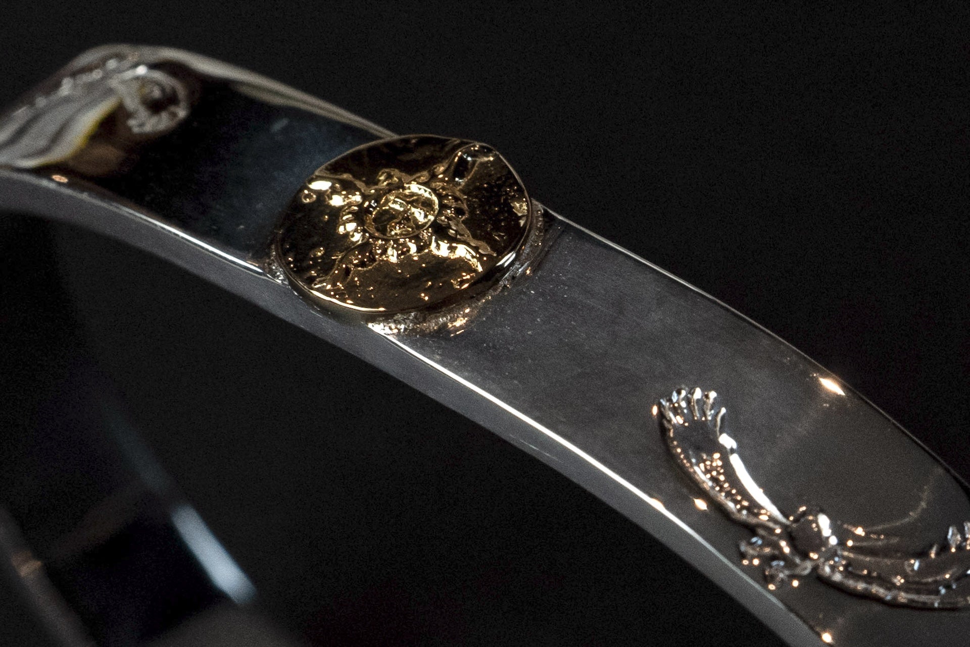 First Arrow's 18K "Sunburst" 8mm Standard Bangle with Eagle Stamps (BR-220)