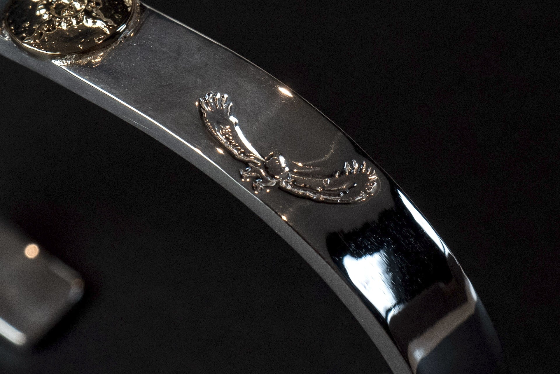 First Arrow's 18K "Sunburst" 8mm Standard Bangle with Eagle Stamps (BR-220)