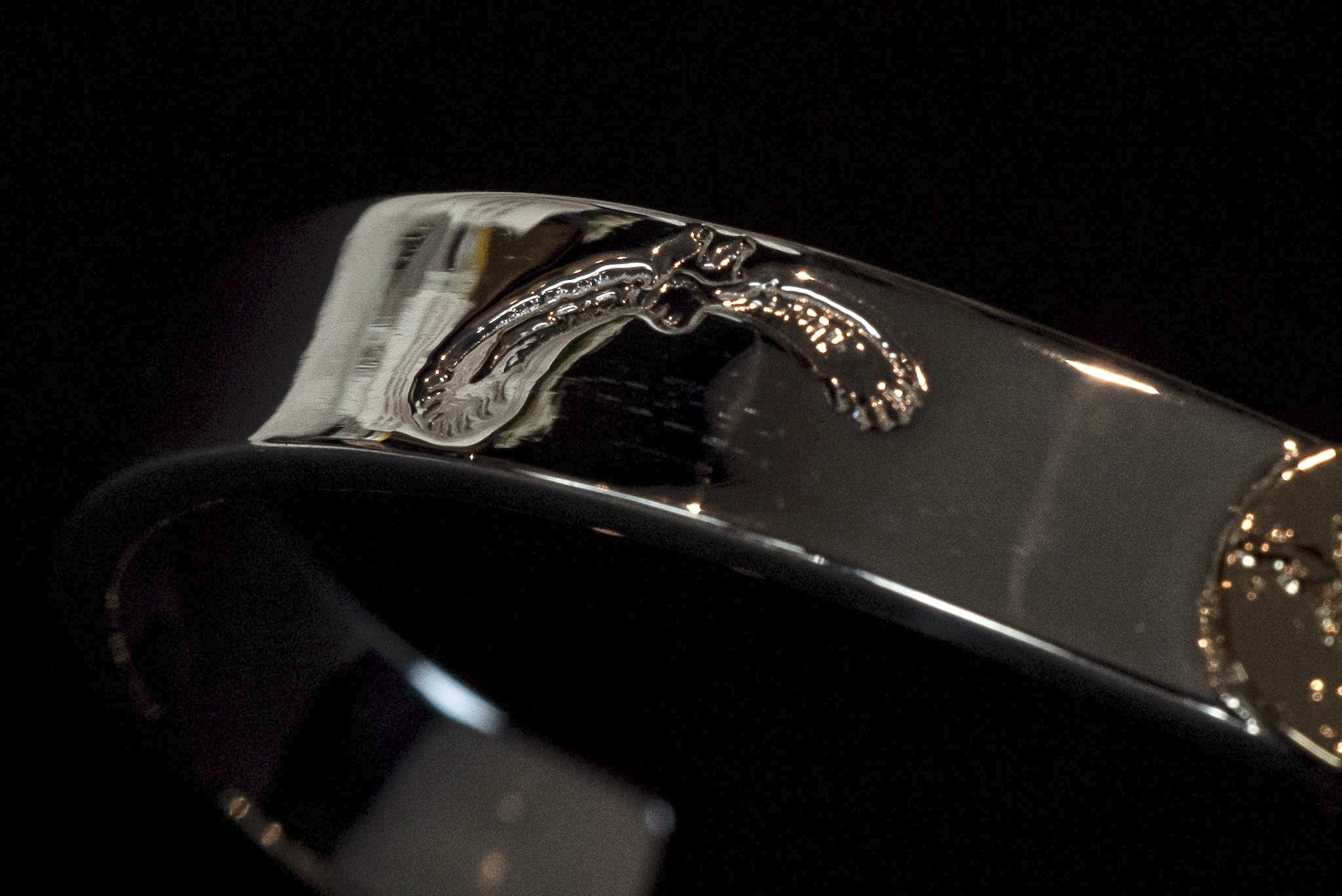 First Arrow's 18K "Sunburst" 8mm Standard Bangle with Eagle Stamps (BR-220)