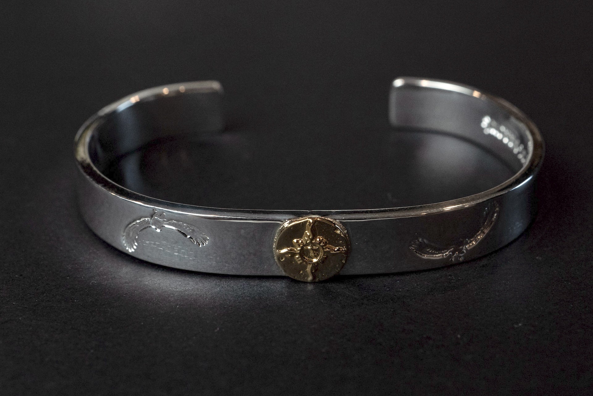 First Arrow's 18K "Sunburst" 8mm Standard Bangle with Eagle Stamps (BR-220)