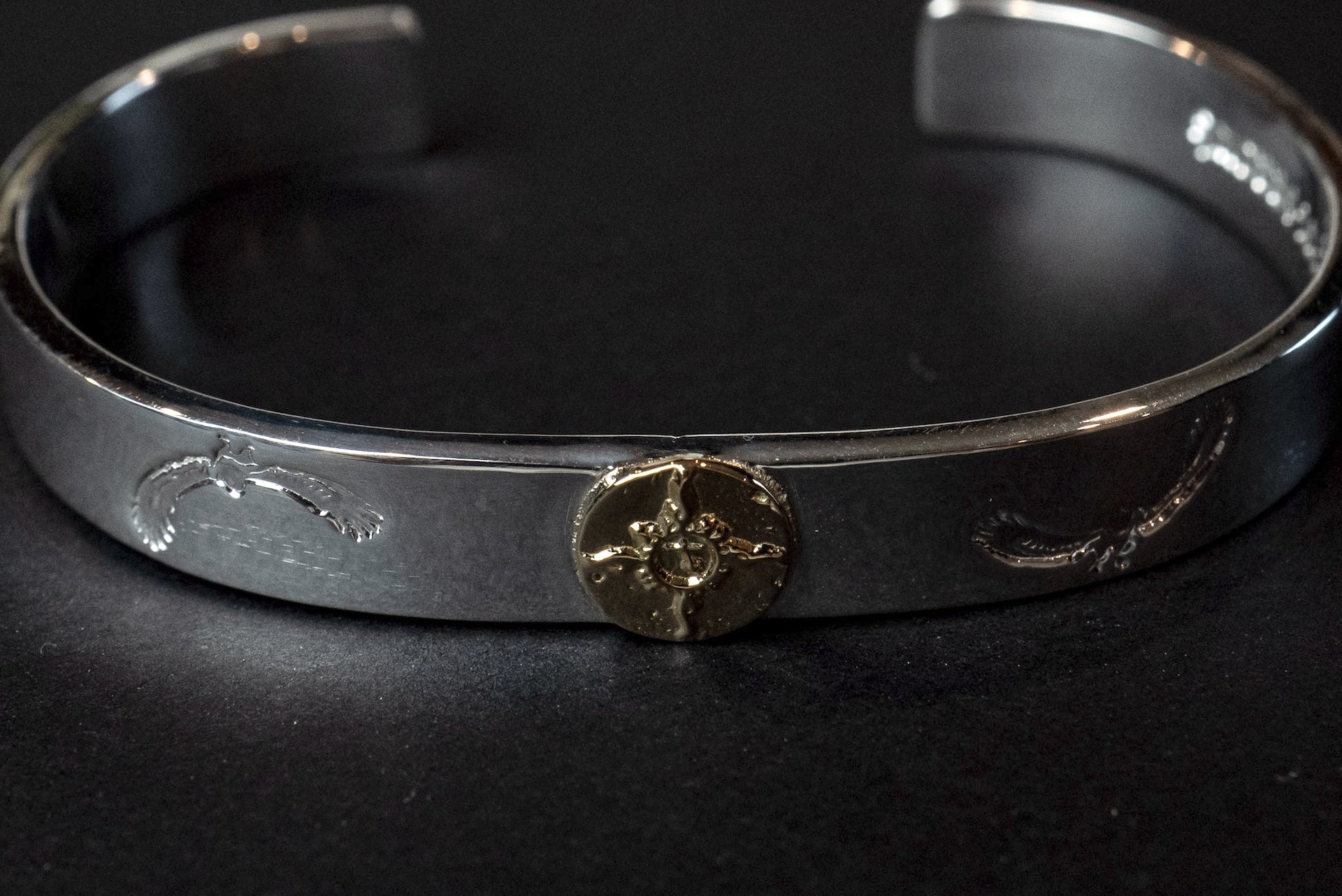 First Arrow's 18K "Sunburst" 8mm Standard Bangle with Eagle Stamps (BR-220)