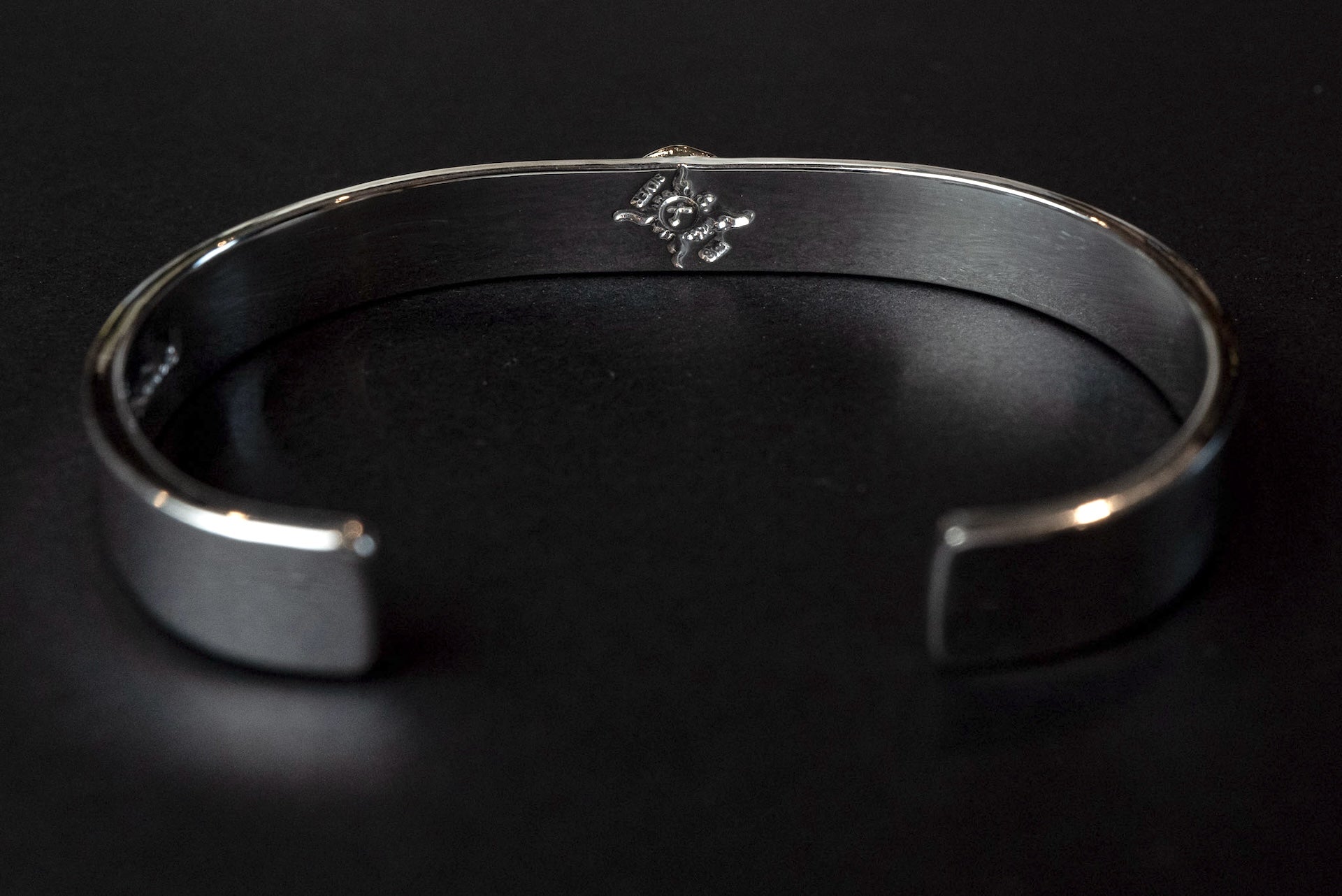 First Arrow's 18K "Sunburst" 8mm Standard Bangle with Eagle Stamps (BR-220)