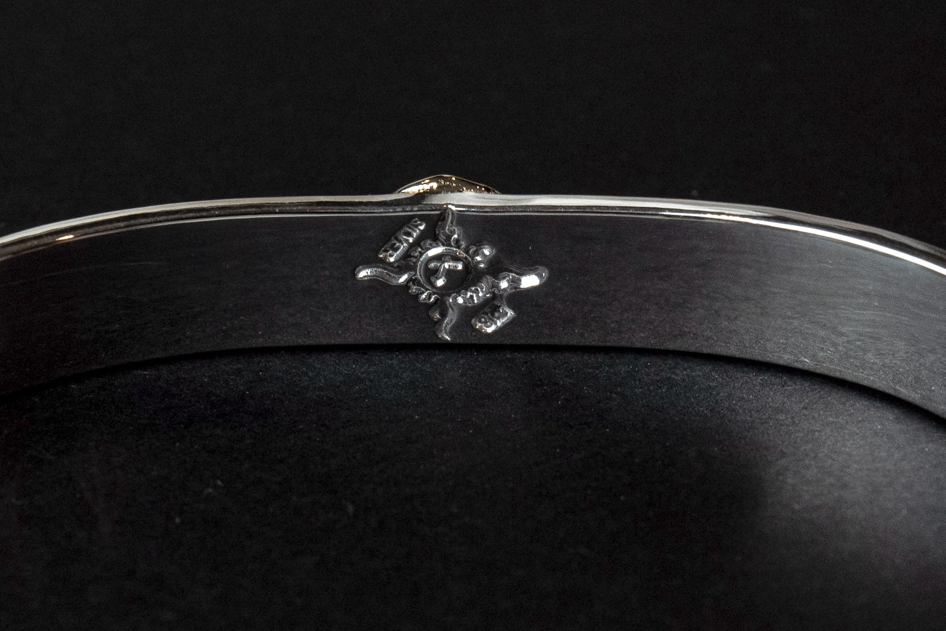 First Arrow's 18K "Sunburst" 8mm Standard Bangle with Eagle Stamps (BR-220)