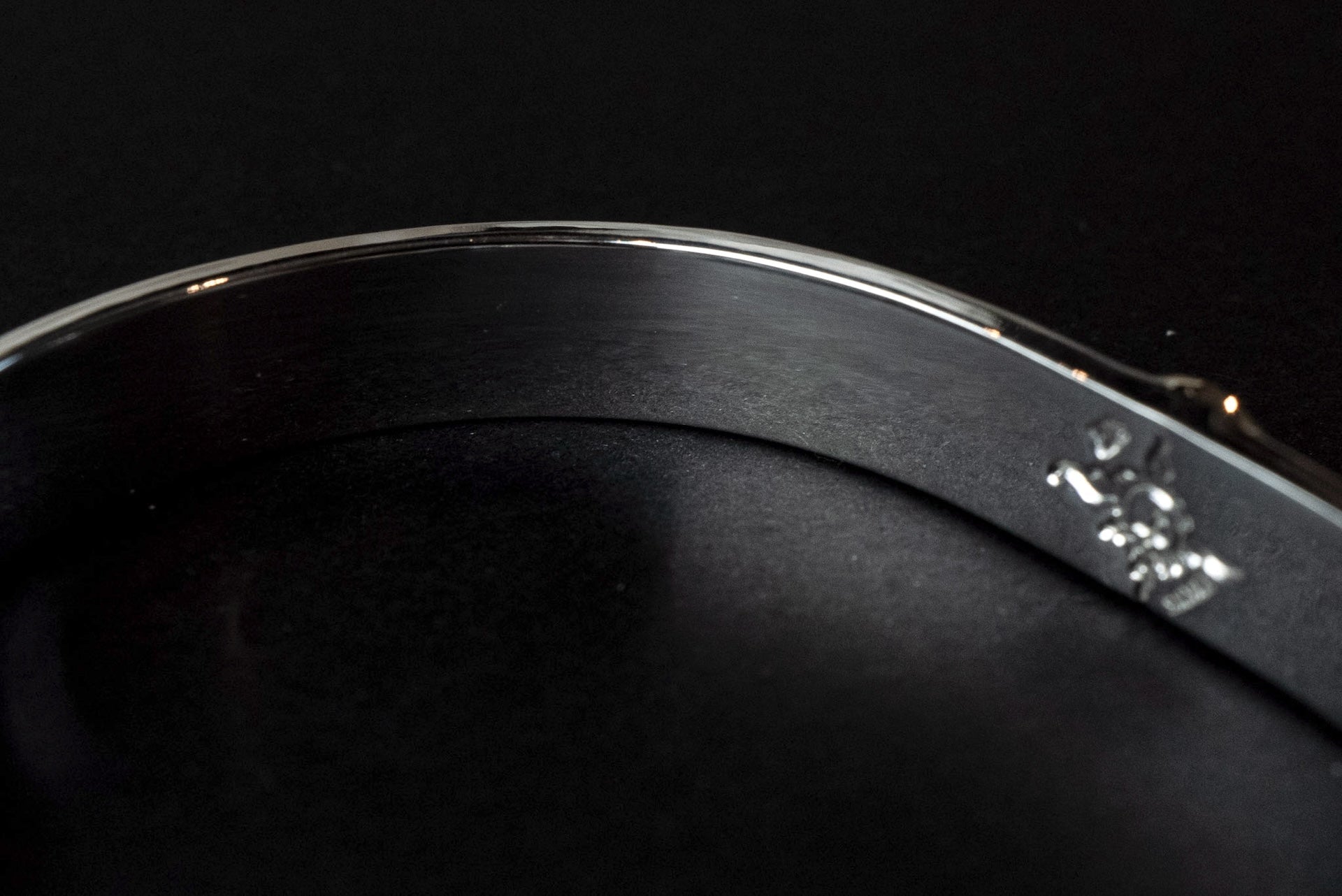 First Arrow's 18K "Sunburst" 8mm Standard Bangle with Eagle Stamps (BR-220)