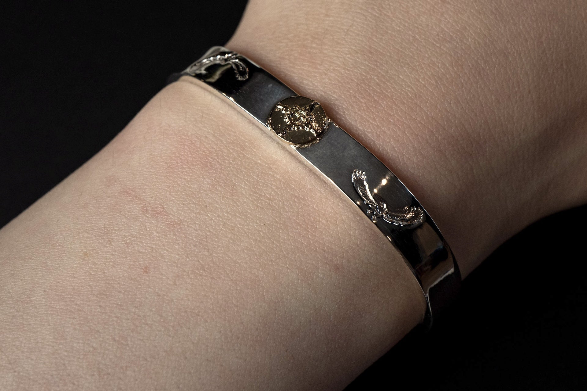 First Arrow's 18K "Sunburst" 8mm Standard Bangle with Eagle Stamps (BR-220)