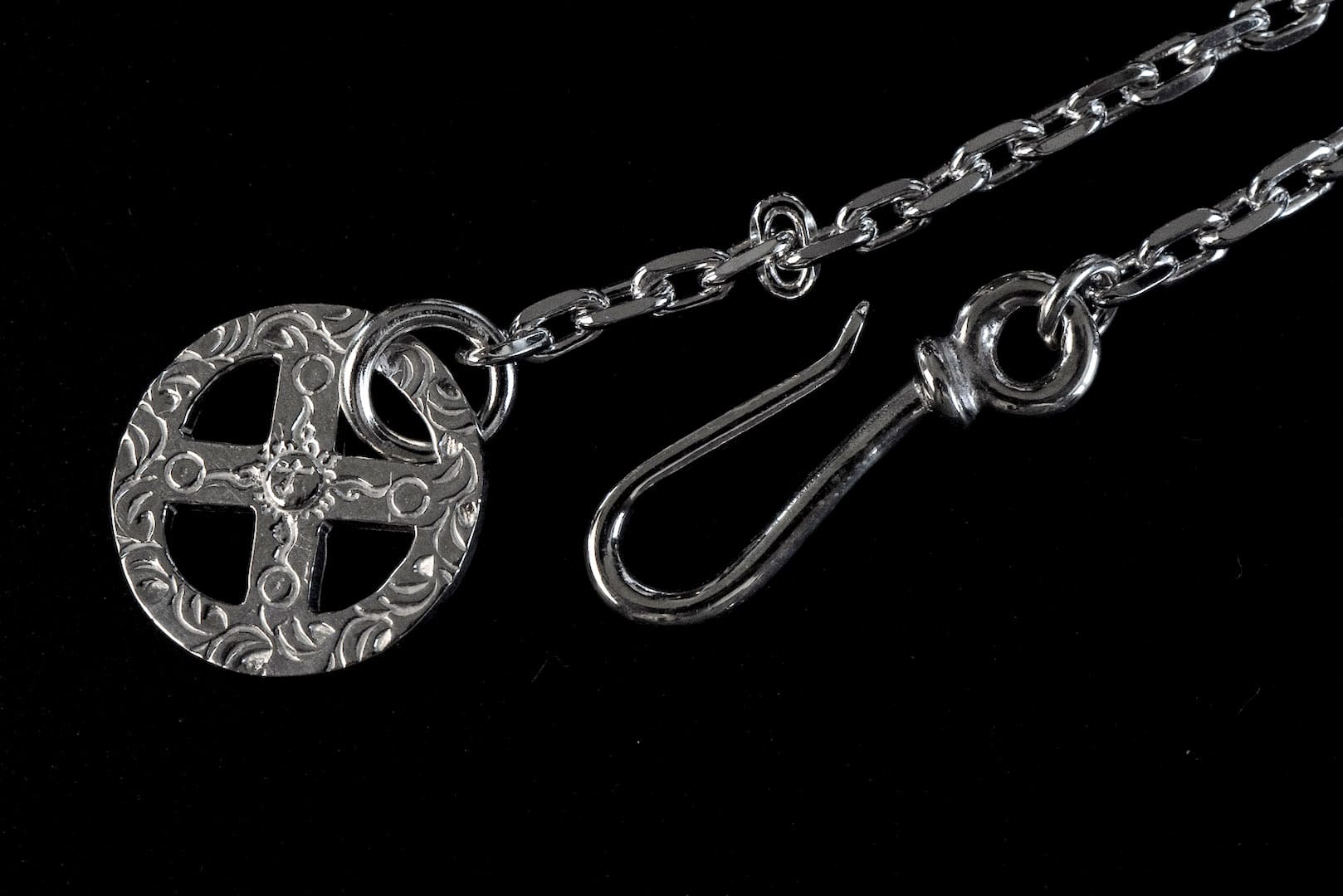 First Arrow's Size Small Silver Chain With Medicine Wheel (O-063 + P-234)