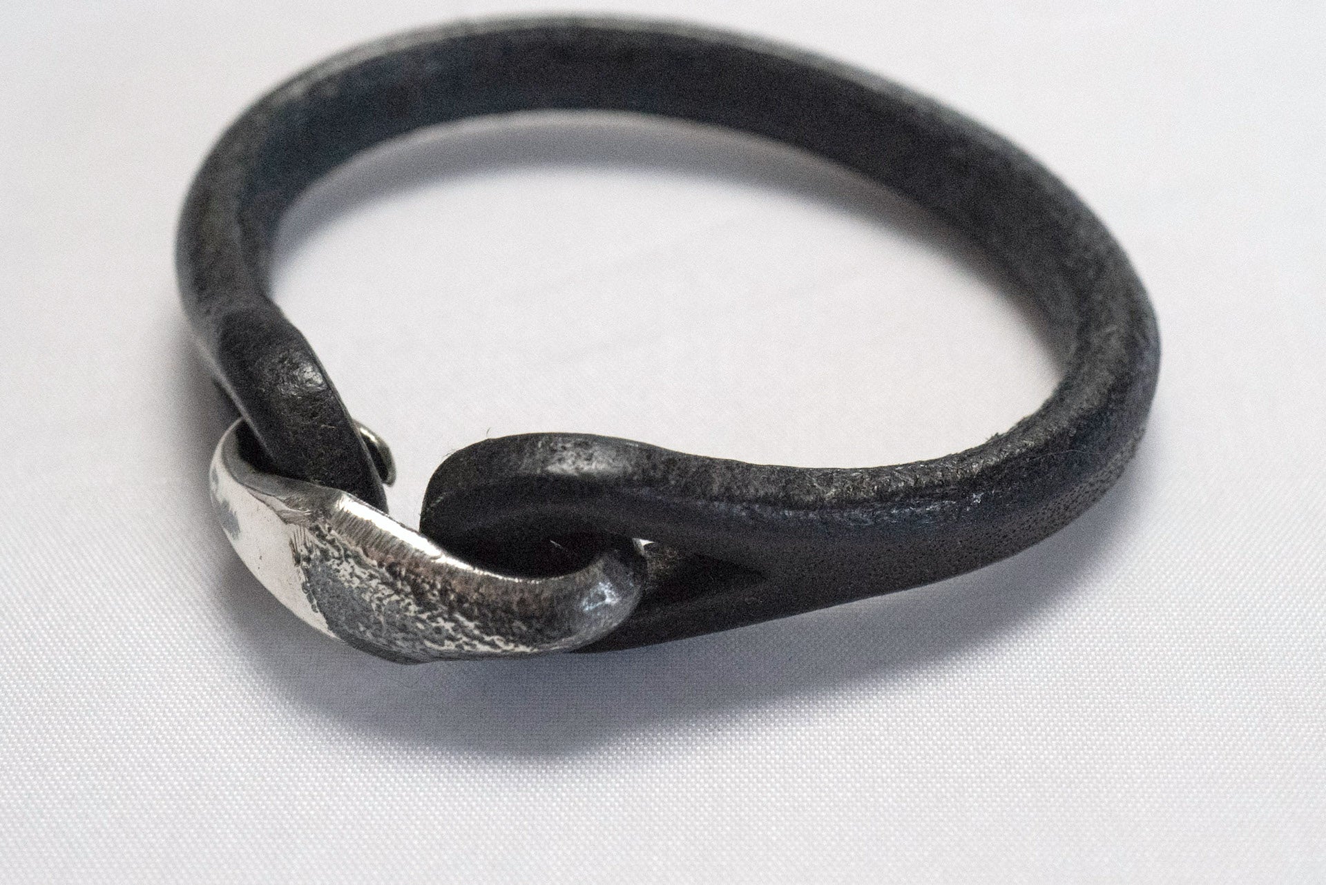 Cramp by Ginkawaten “Ying-Yang" Single Cuff (Navy Blue)