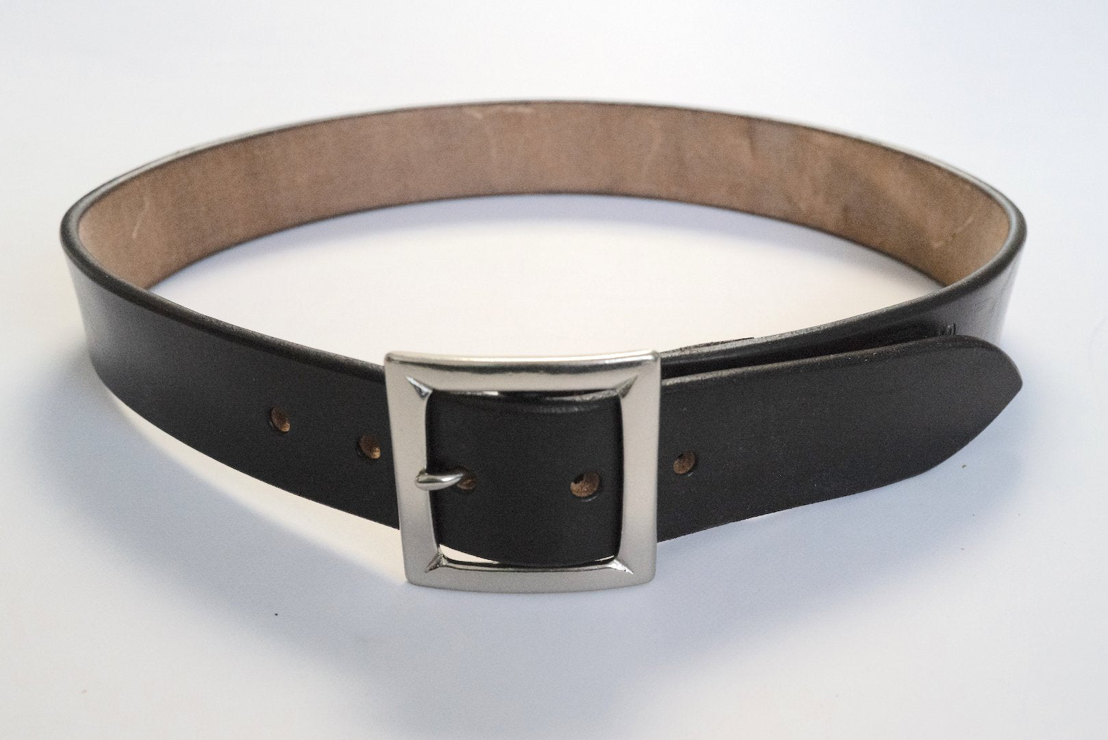 The Flat Head Saddle Cowhide 'Garrison' Belt (Black Tea-Core)