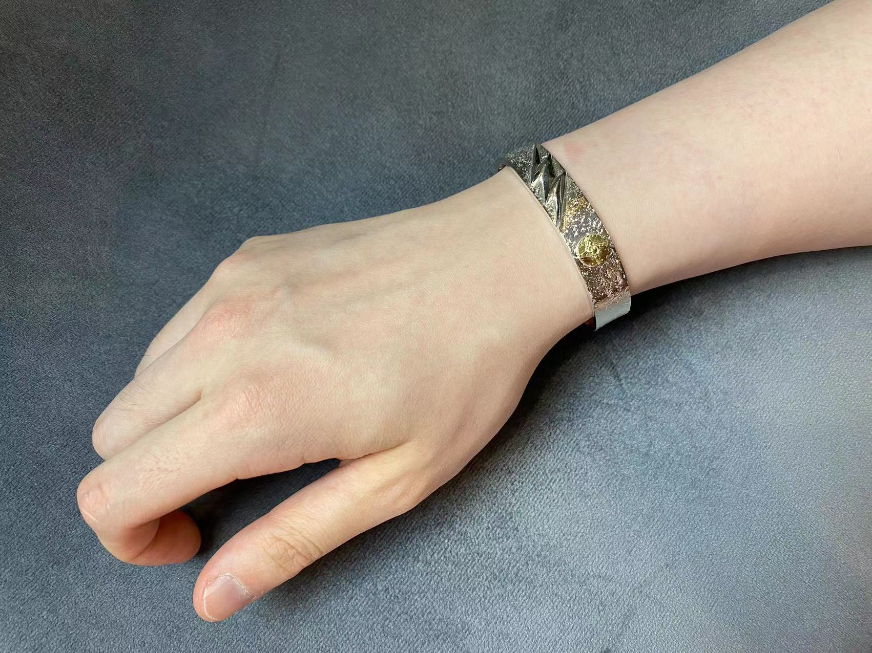 First Arrow's 12mm 'Lightning' Bangle With 18K Sunburst Emblem (BR-086)