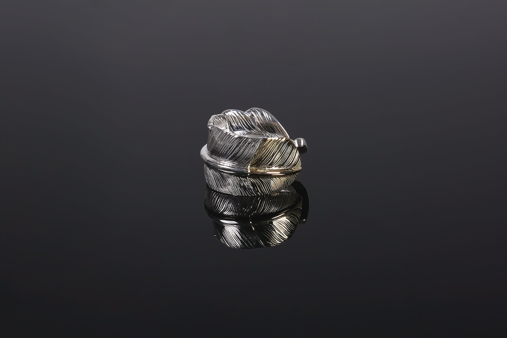 First Arrow's 18k Gold Tip 'Quarter’ Ring