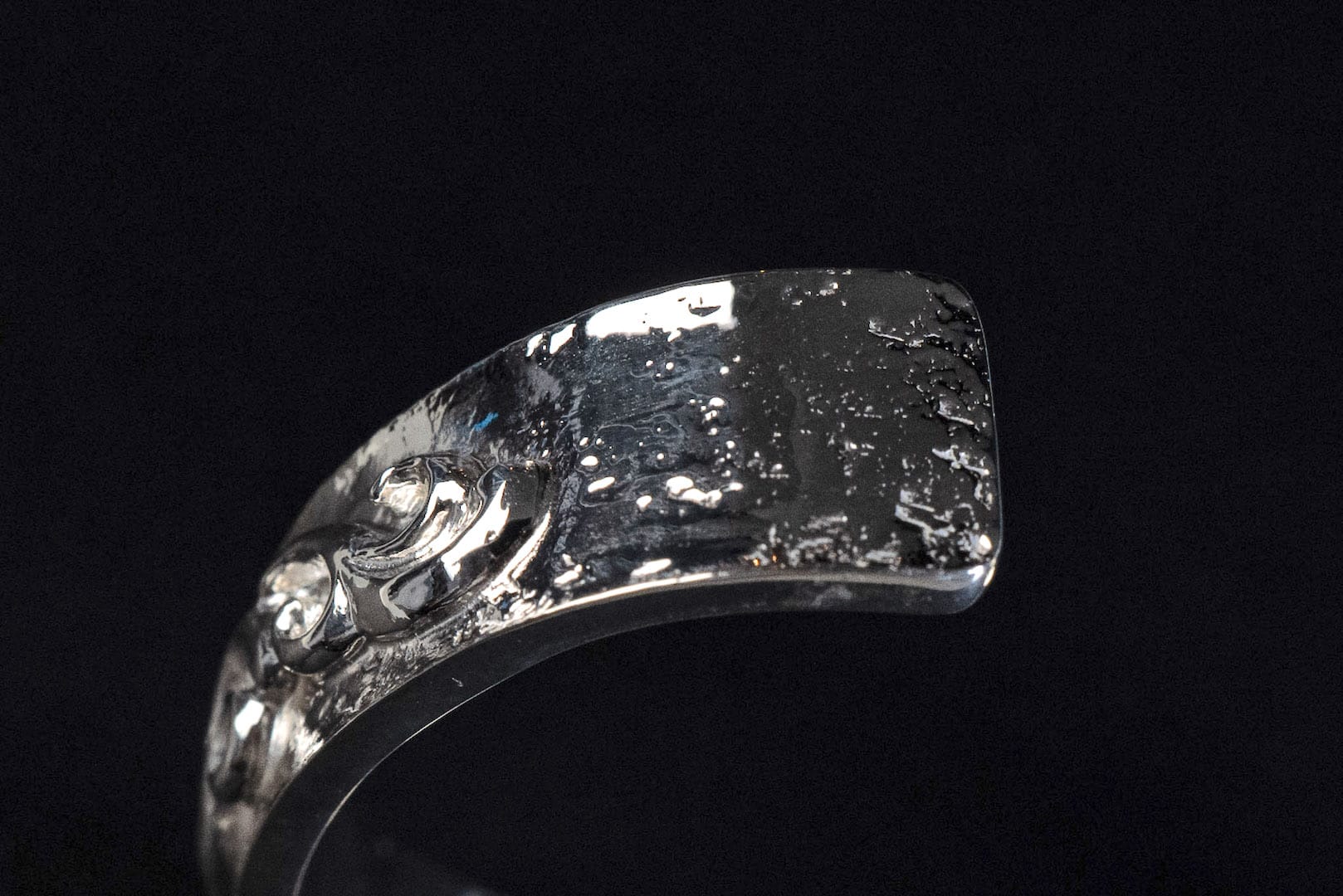 First Arrow's 12mm Embossed Arabesque 'Bare Rock' Silver Bangle with 18K Gold Emblem (BR-030)