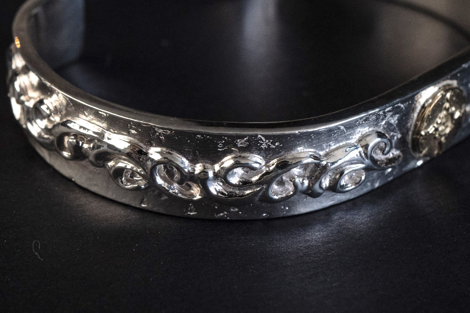 First Arrow's 12mm Embossed Arabesque 'Bare Rock' Silver Bangle with 18K Gold Emblem (BR-030)