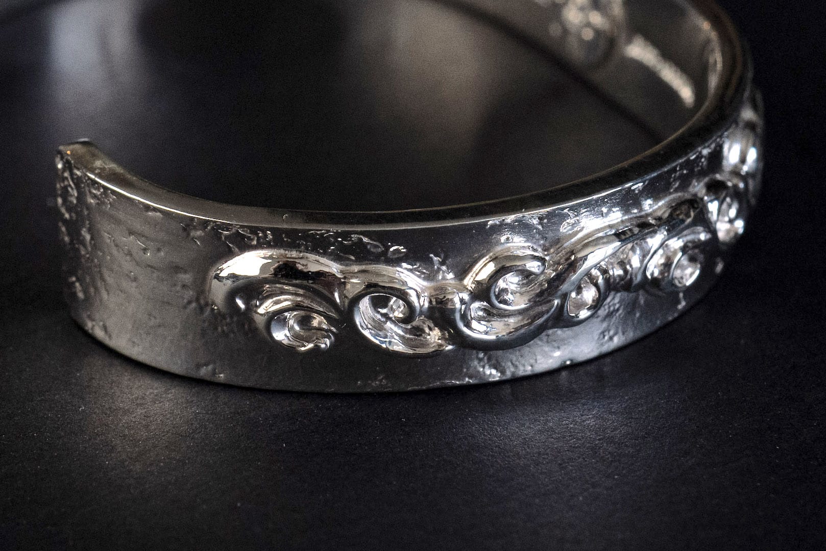 First Arrow's 12mm Embossed Arabesque 'Bare Rock' Silver Bangle with 18K Gold Emblem (BR-030)