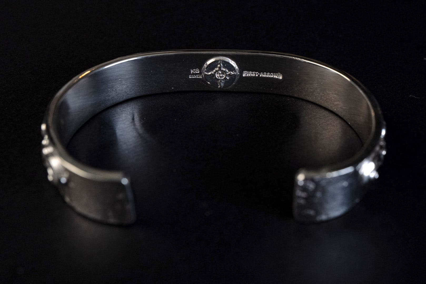First Arrow's 12mm Embossed Arabesque 'Bare Rock' Silver Bangle with 18K Gold Emblem (BR-030)