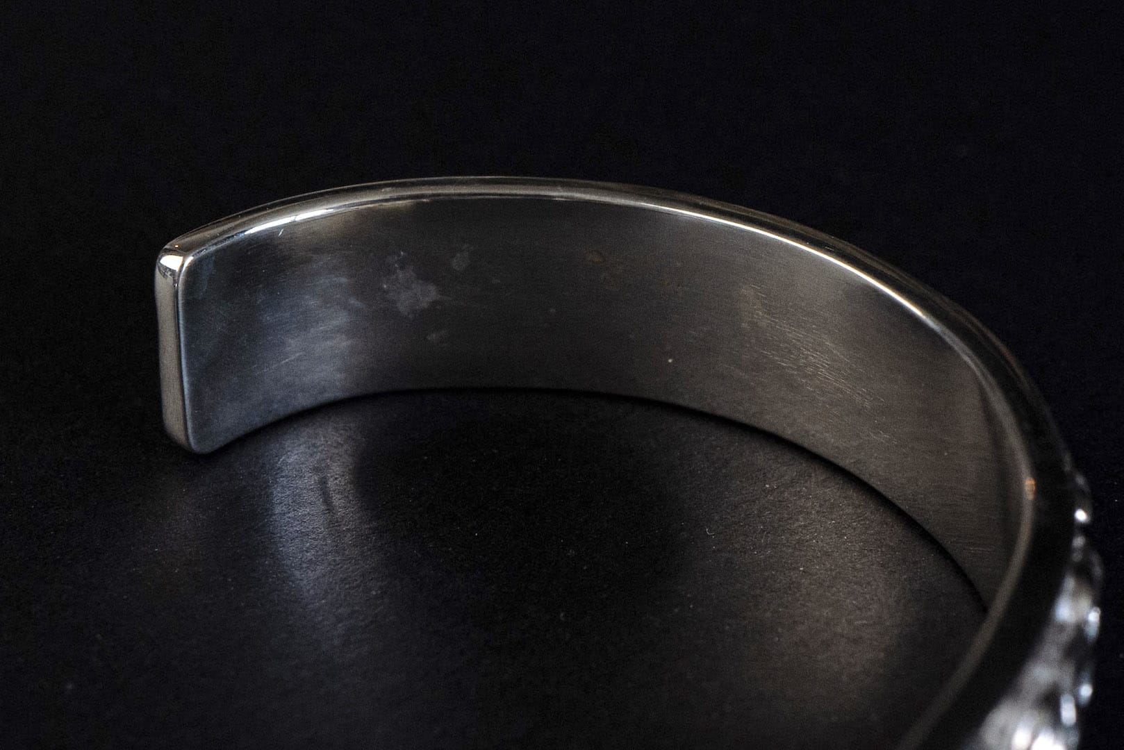 First Arrow's 12mm Embossed Arabesque 'Bare Rock' Silver Bangle with 18K Gold Emblem (BR-030)