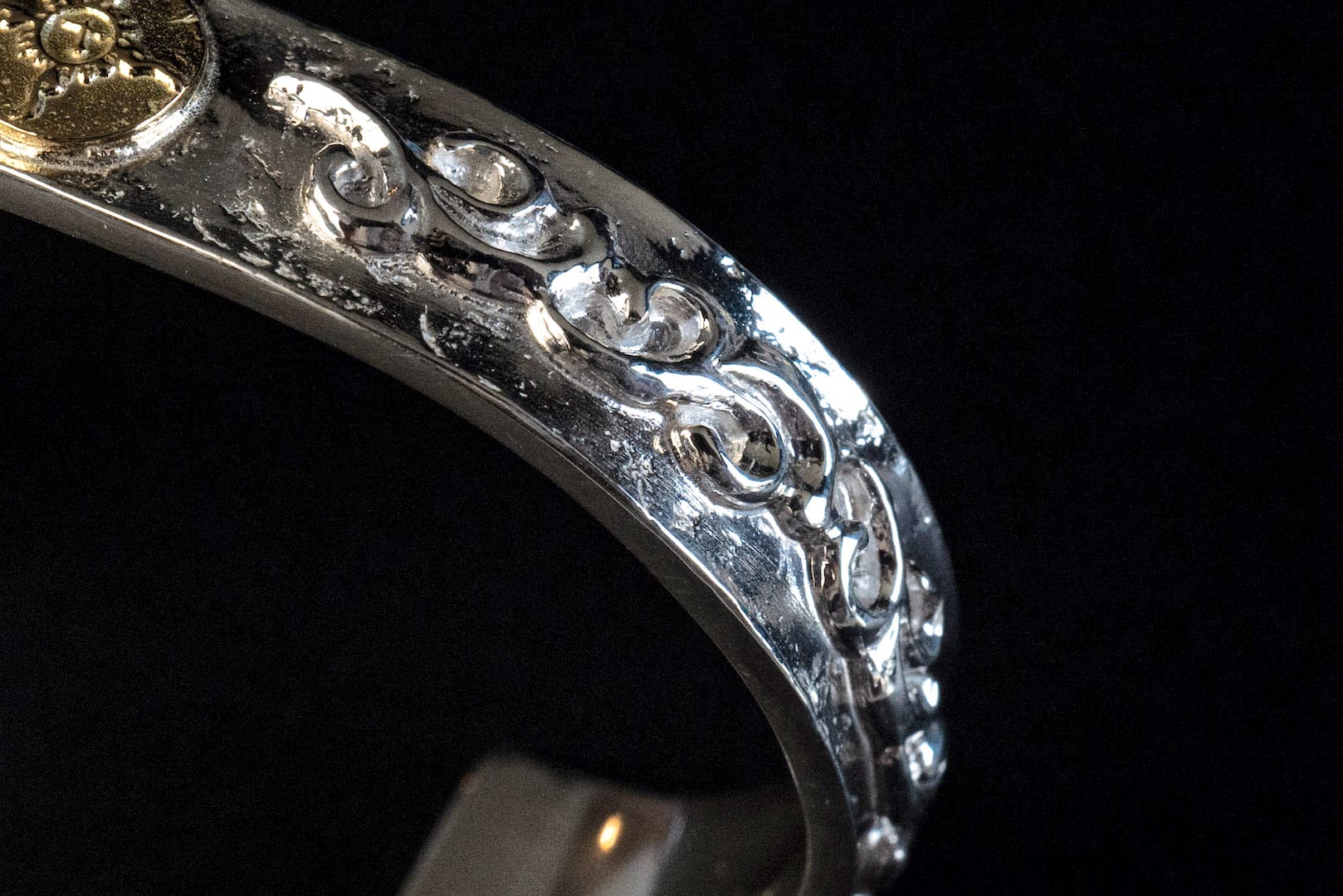 First Arrow's 12mm Embossed Arabesque 'Bare Rock' Silver Bangle with 18K Gold Emblem (BR-030)