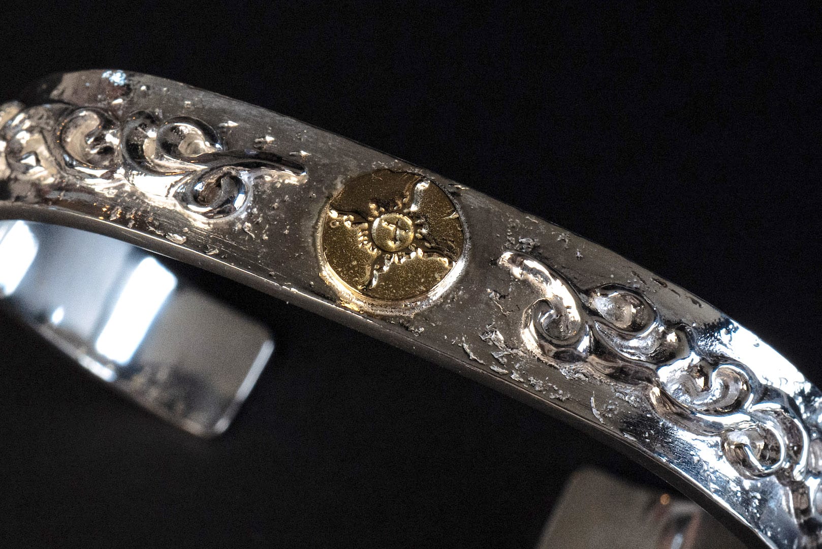 First Arrow's 12mm Embossed Arabesque 'Bare Rock' Silver Bangle with 18K Gold Emblem (BR-030)