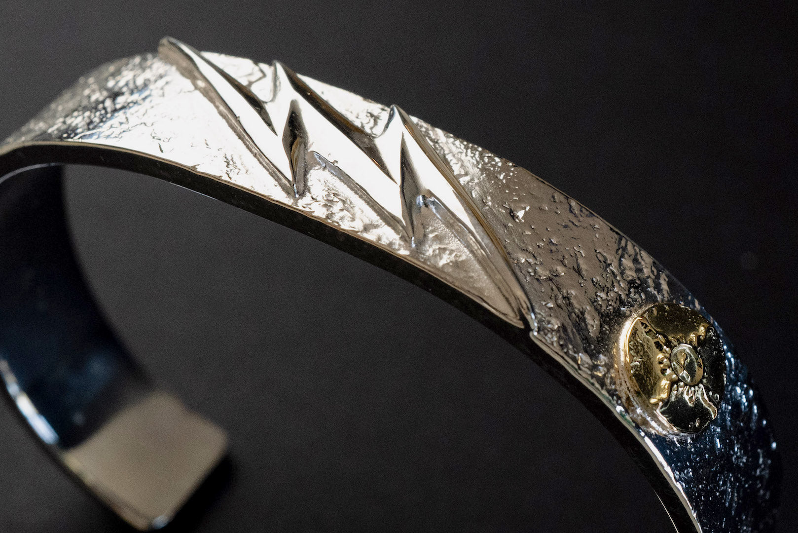 First Arrow's 12mm 'Lightning' Bangle With 18K Sunburst Emblem (BR-086)