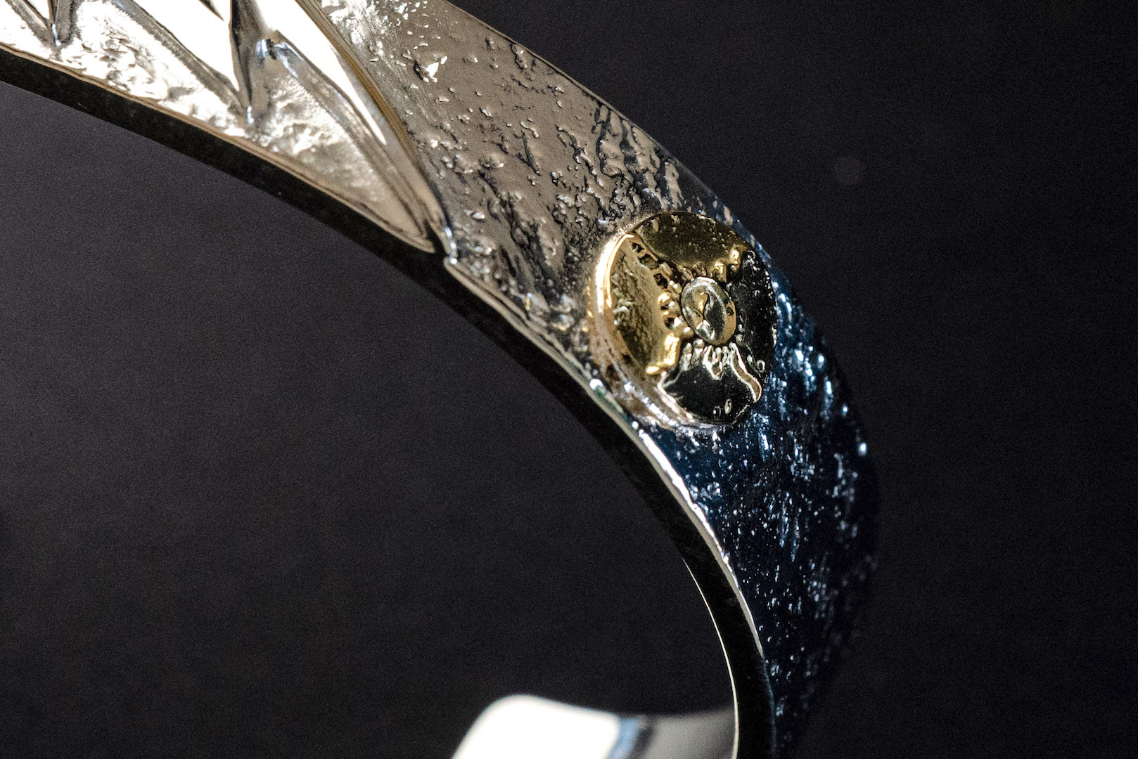 First Arrow's 12mm 'Lightning' Bangle With 18K Sunburst Emblem (BR-086)