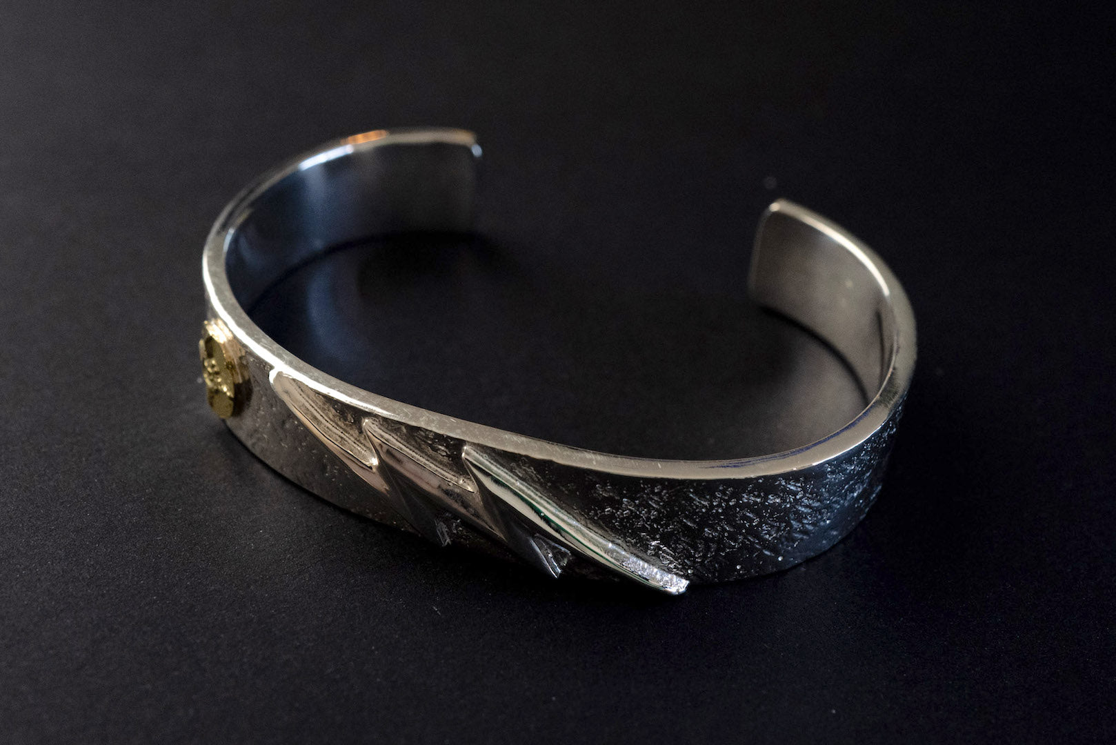 First Arrow's 12mm 'Lightning' Bangle With 18K Sunburst Emblem (BR-086)