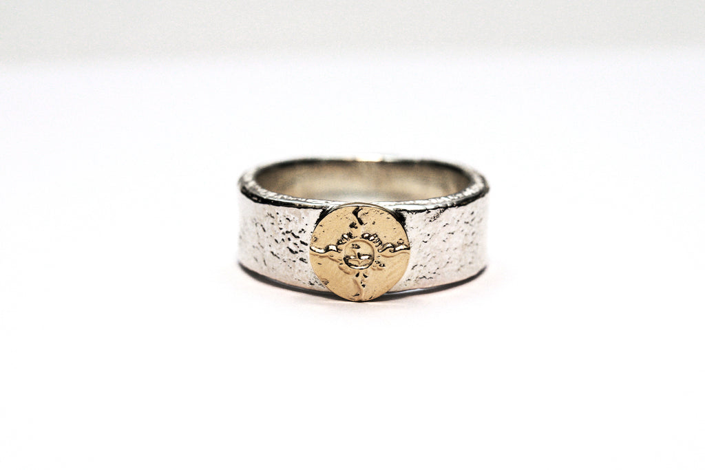 FIRST ARROW'S 8MM 'BARE ROCK' SILVER RING WITH 18K GOLD EMBLEM