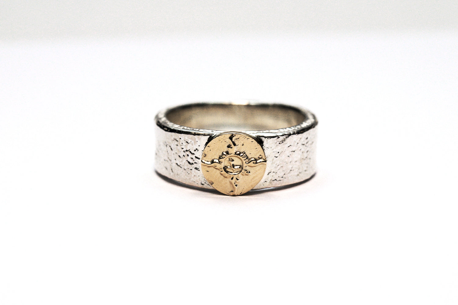 FIRST ARROW'S 8MM 'BARE ROCK' SILVER RING WITH 18K GOLD EMBLEM