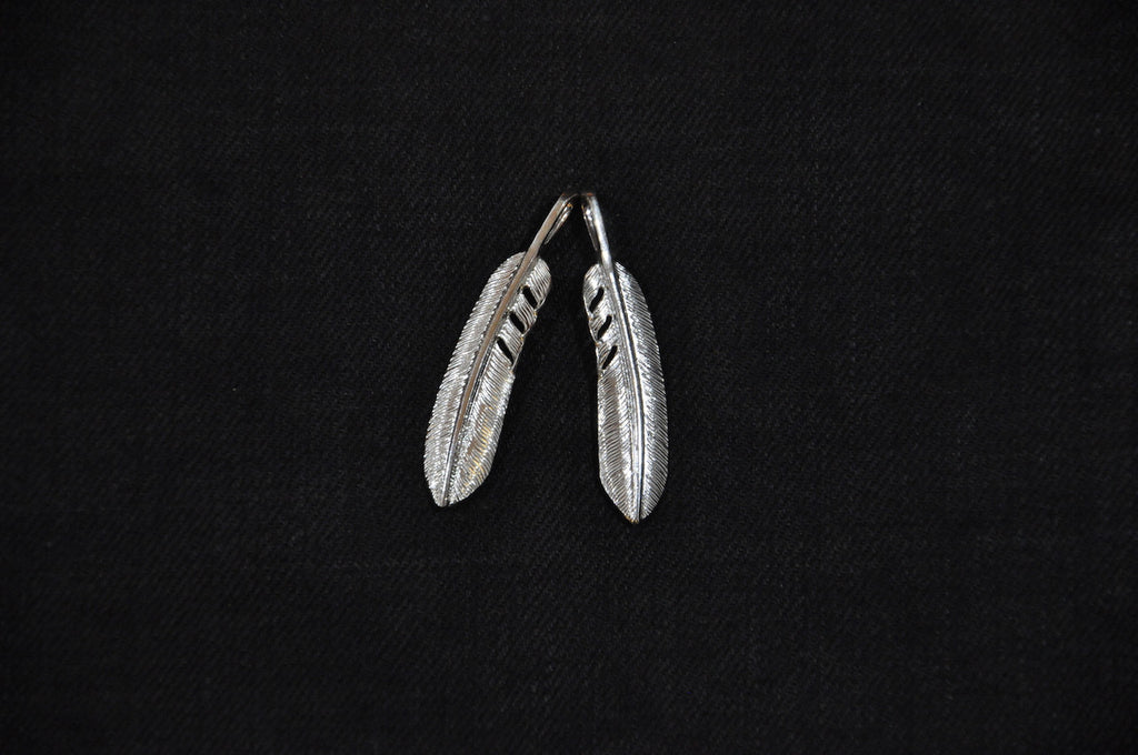 First Arrow's "Medium Feather" Silver Pendant（P-519)